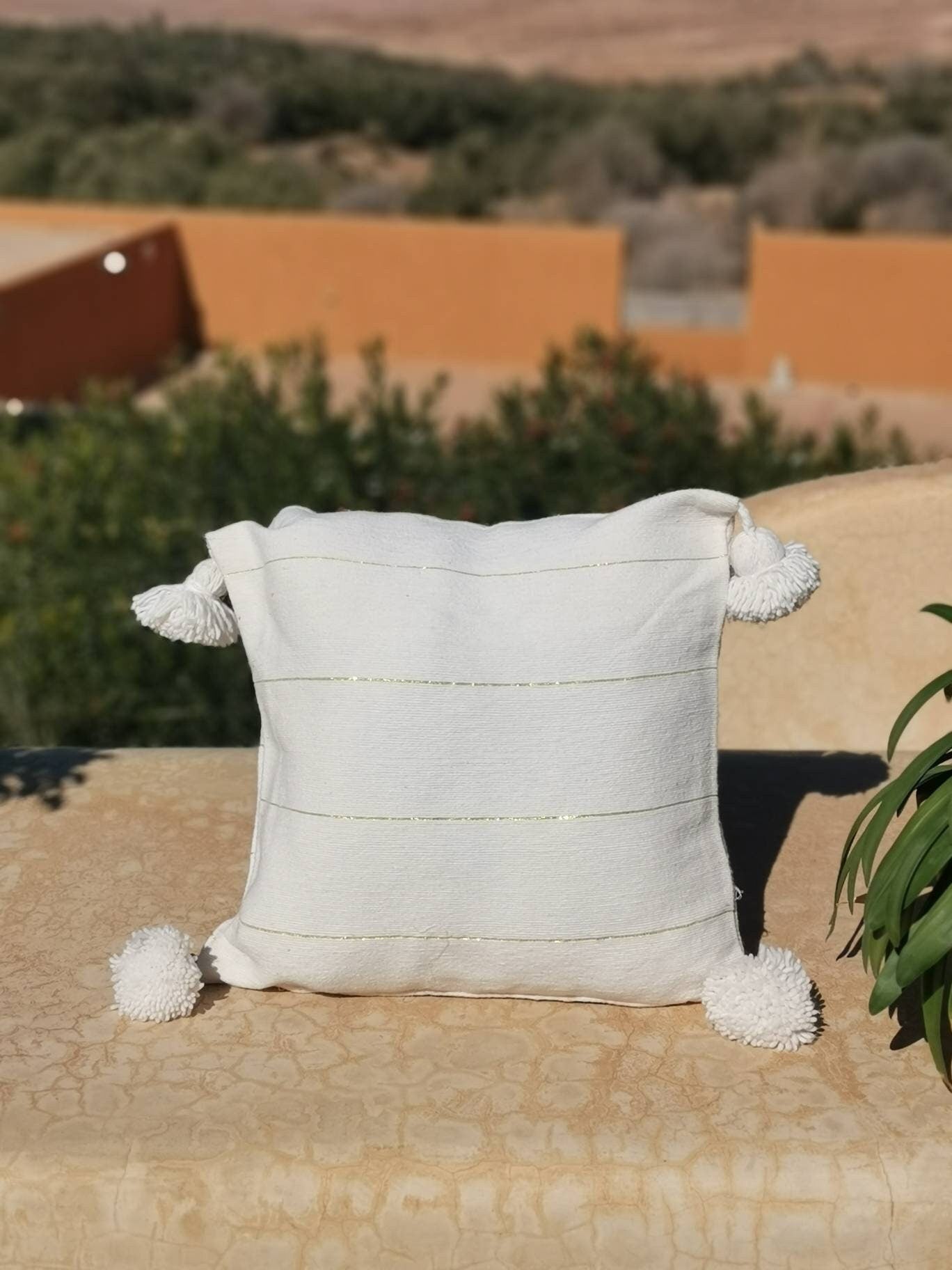 Kissenbezug 50x50 cm weiss gold, Boho Kissen aus Baumwolle und Wolle, Kissen mit Pom Pom, Quasten, goldene Streifen, Hippie Kissenhülle