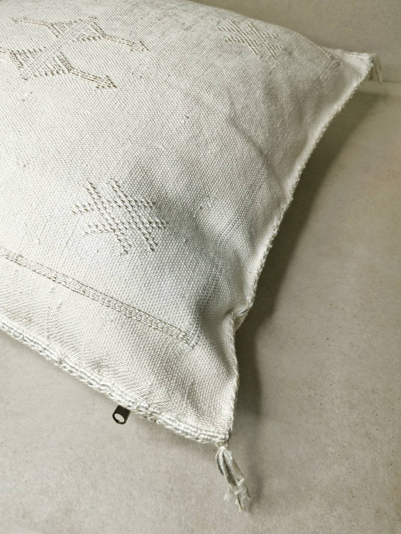 Boho Berber Kissenhülle, Boho Kissen aus Marokko, Marokkanisches Kissen Sabra Seide, Vintage Farbe weiss, Kelim, 45x45cm Marrakesch - CocosyBerlin