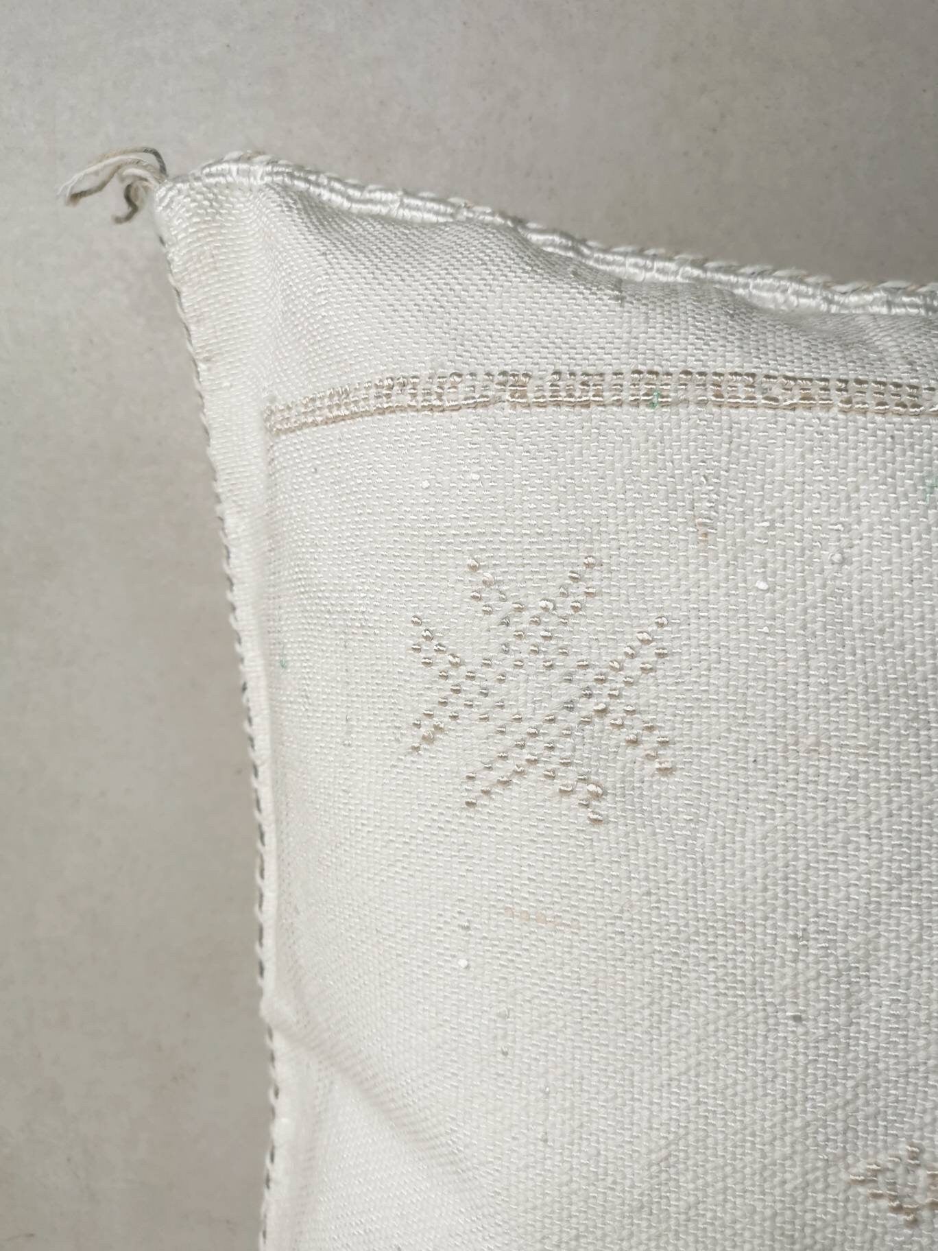 Boho Berber Kissenhülle, Boho Kissen aus Marokko, Marokkanisches Kissen Sabra Seide, Vintage Farbe weiss, Kelim, 45x45cm Marrakesch