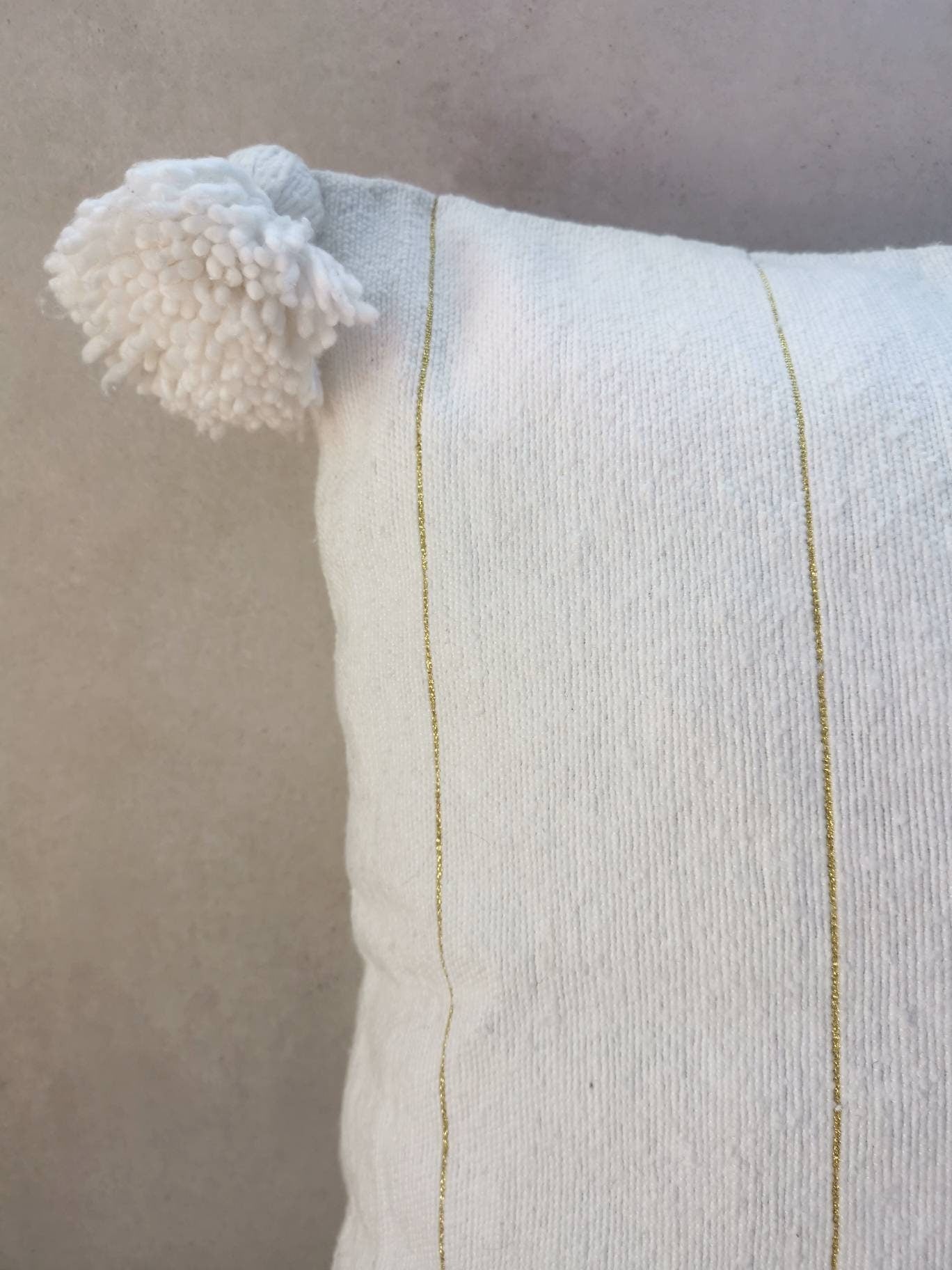 Kissenbezug 50x50 cm weiss gold, Boho Kissen aus Baumwolle und Wolle, Kissen mit Pom Pom, Quasten, goldene Streifen, Hippie Kissenhülle