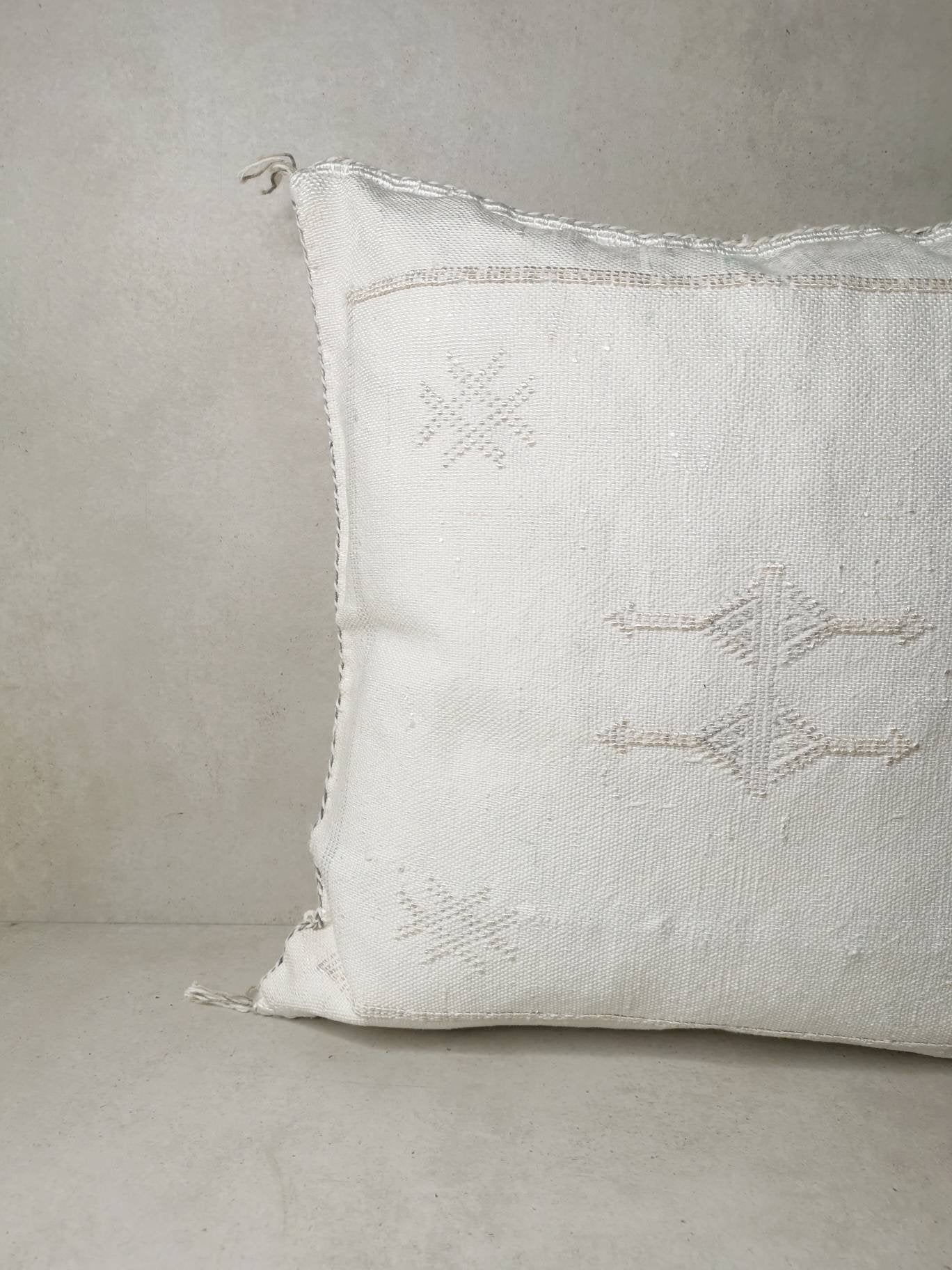 Boho Berber Kissenhülle, Boho Kissen aus Marokko, Marokkanisches Kissen Sabra Seide, Vintage Farbe weiss, Kelim, 45x45cm Marrakesch