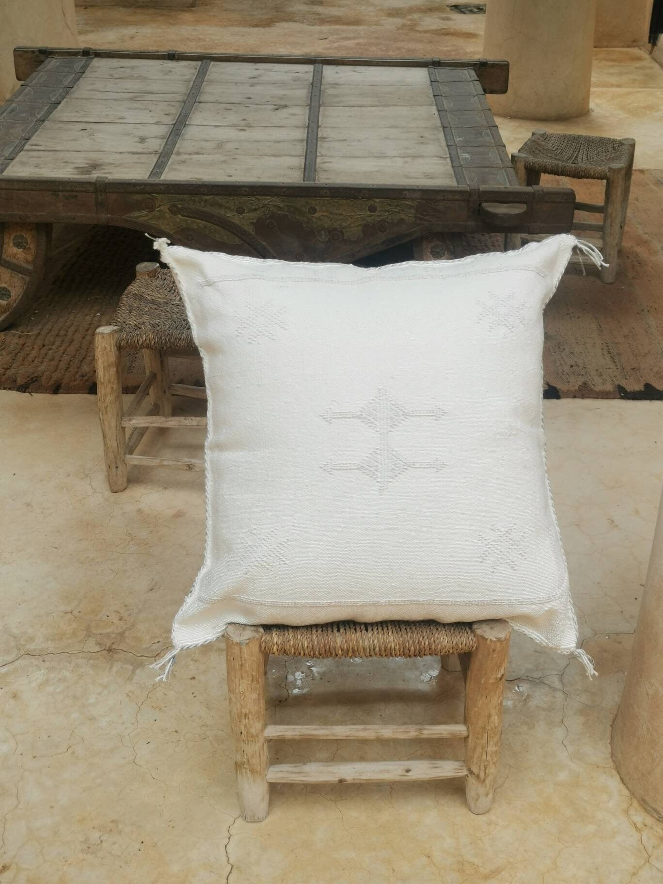 Boho Berber Kissenhülle, Boho Kissen aus Marokko, Marokkanisches Kissen Sabra Seide, Vintage Farbe weiss, Kelim, 45x45cm Marrakesch