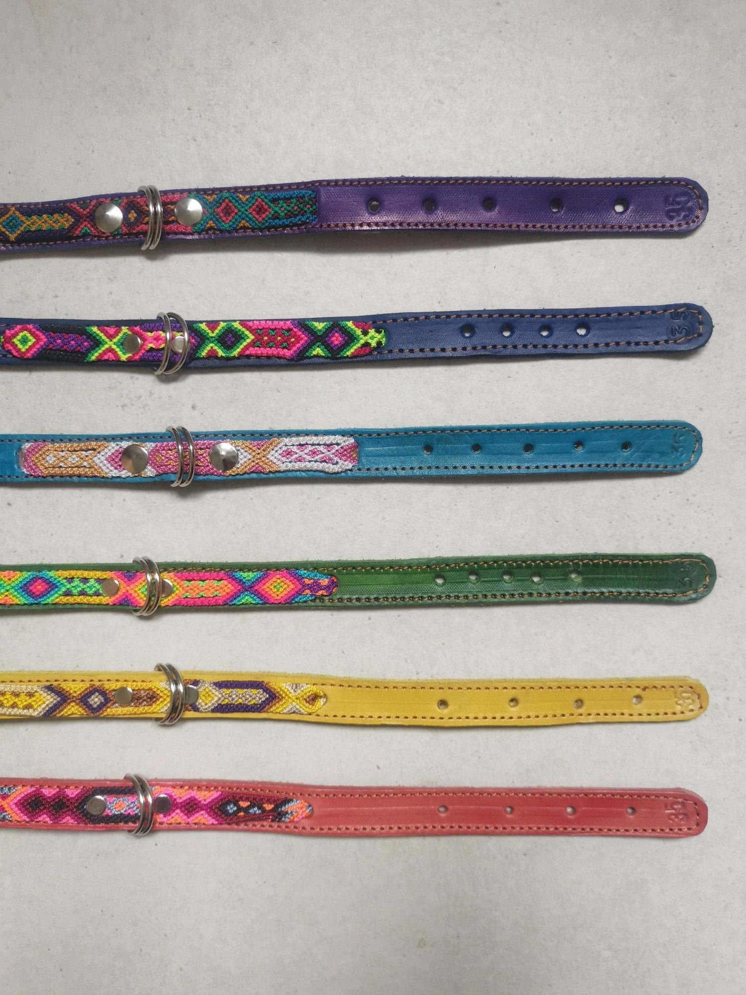 Kleines Hundehalsband aus Leder, Mexikanisches Halsband für kleinen Hund, Bunt geflochten 35 cm lang, Halsband für Minis - CocosyBerlin