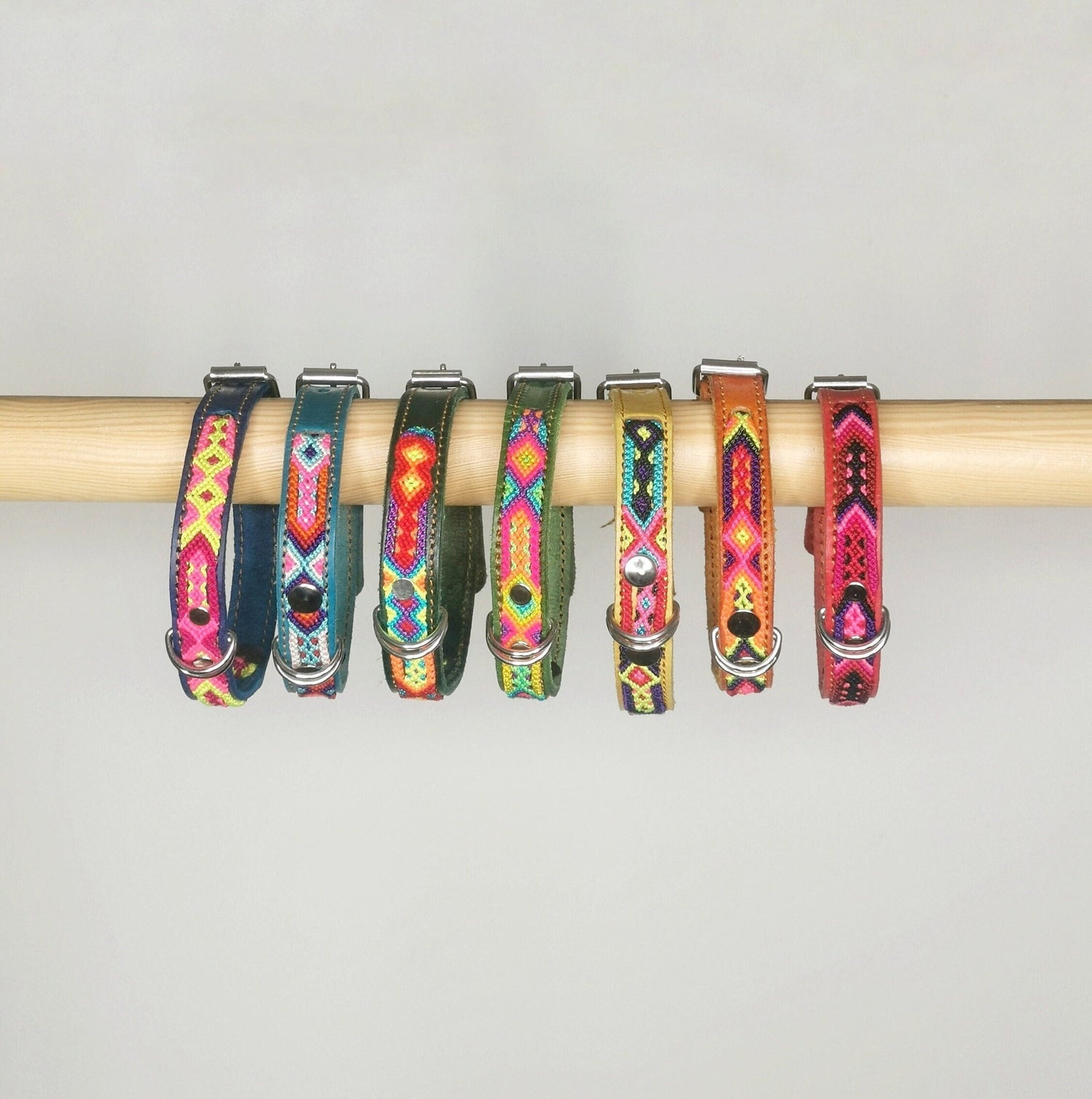 Kleines Hundehalsband aus Leder, Mexikanisches Halsband für kleinen Hund, Bunt geflochten 35 cm lang, Halsband für Minis