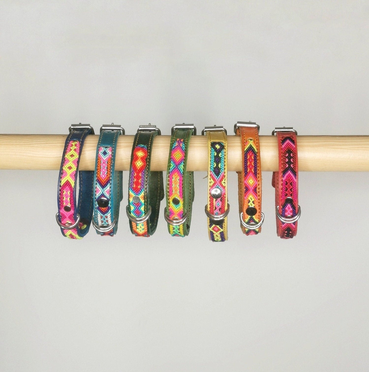 Kleines Hundehalsband aus Leder, Mexikanisches Halsband für kleinen Hund, Bunt geflochten 35 cm lang, Halsband für Minis - CocosyBerlin