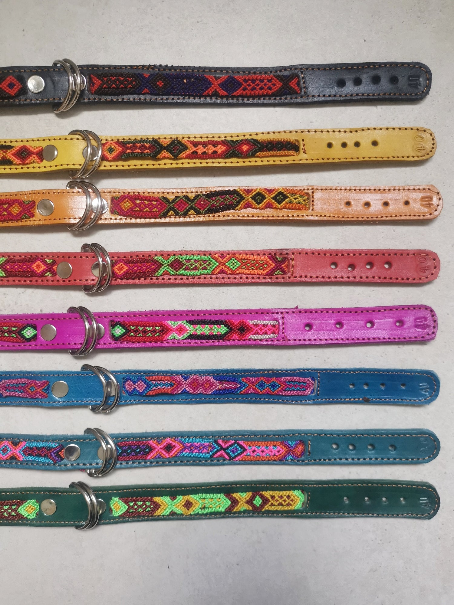 Buntes Medium Lederhalsband, Hundehalsband aus Chiapas Mexiko, Hundehalsband aus Leder 40 cm lang, Halsband Handarbeit Unikat
