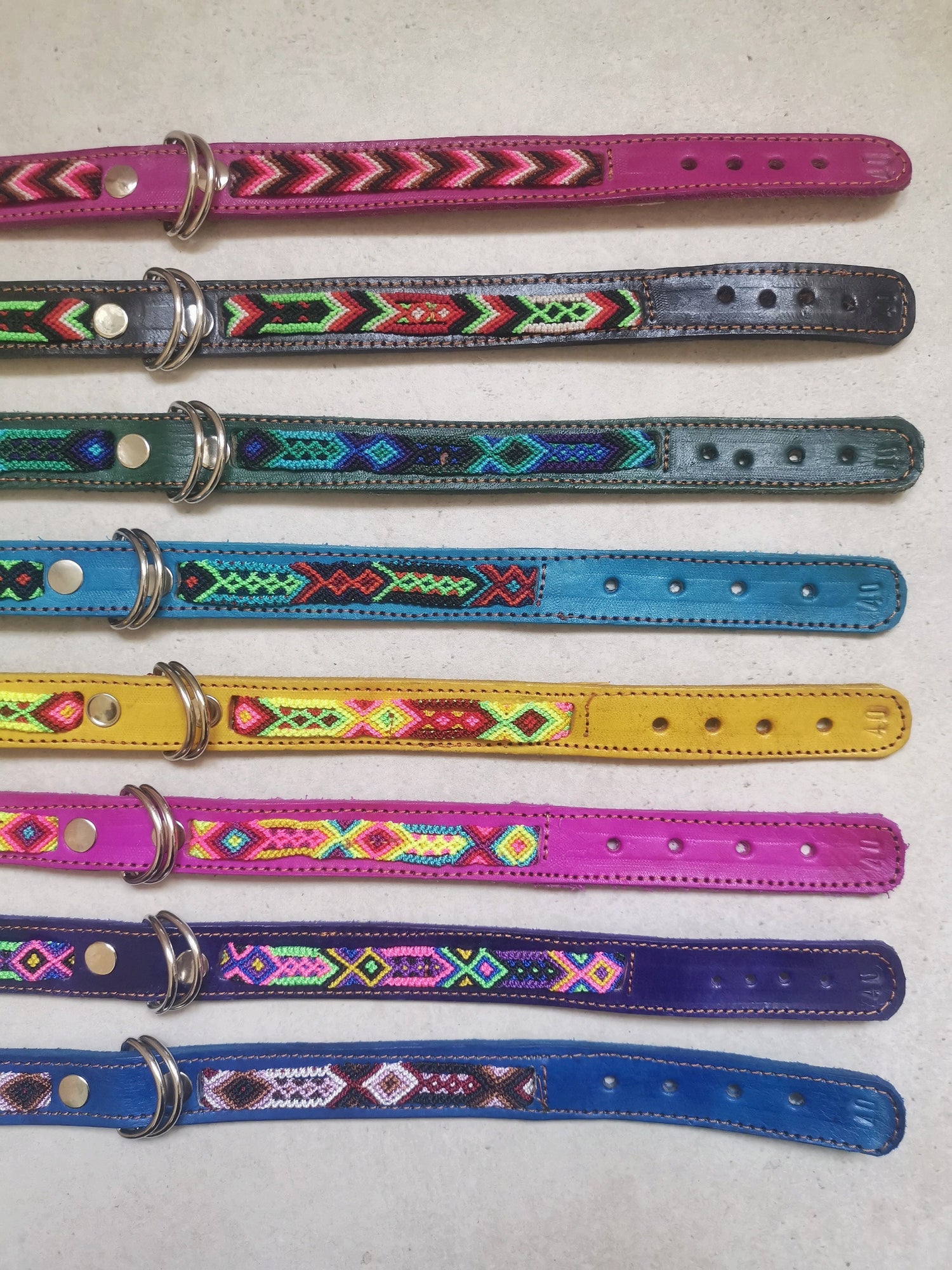 Buntes Medium Lederhalsband, Hundehalsband aus Chiapas Mexiko, Hundehalsband aus Leder 40 cm lang, Halsband Handarbeit Unikat