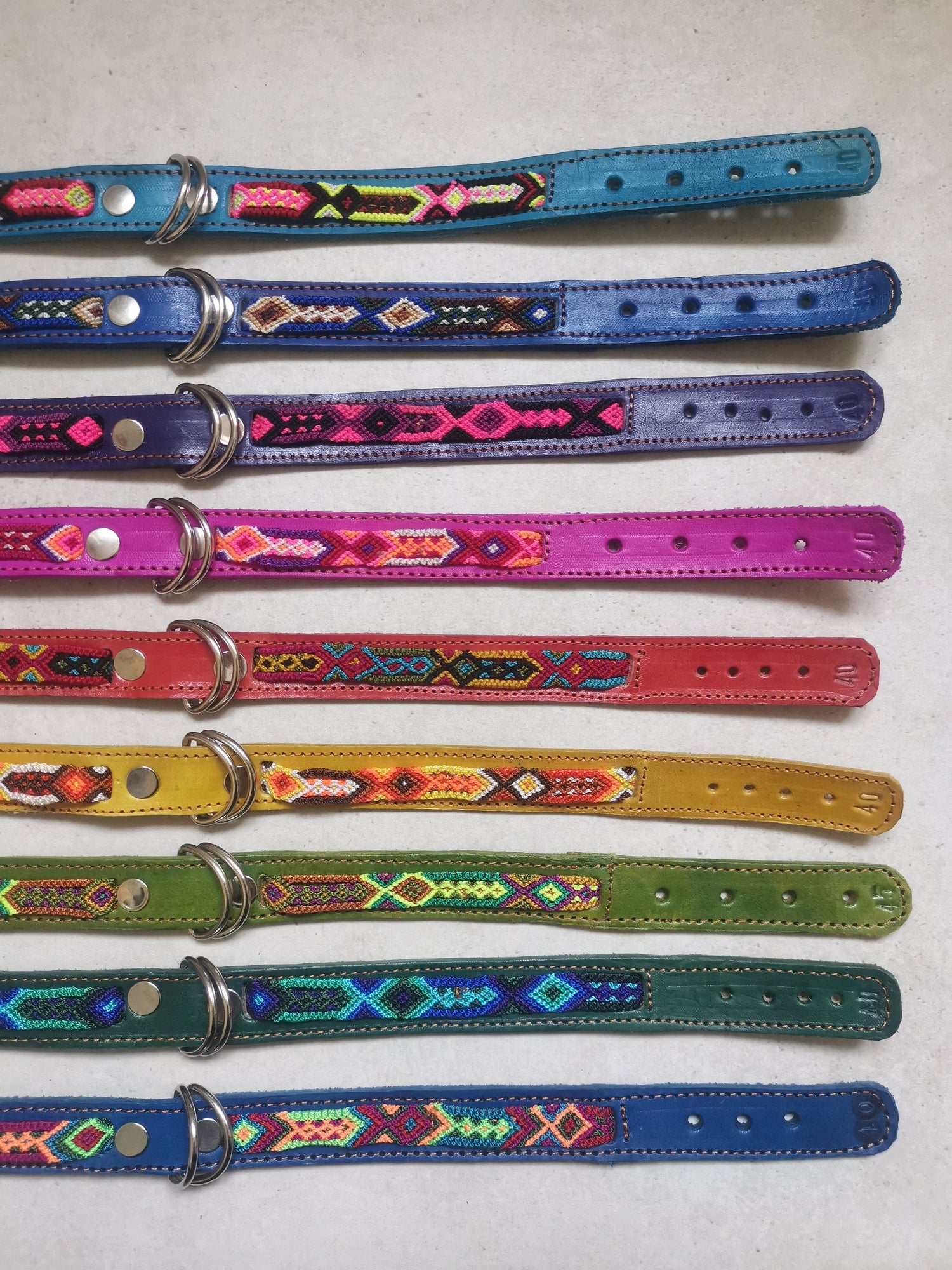 Buntes Medium Lederhalsband, Hundehalsband aus Chiapas Mexiko, Hundehalsband aus Leder 40 cm lang, Halsband Handarbeit Unikat