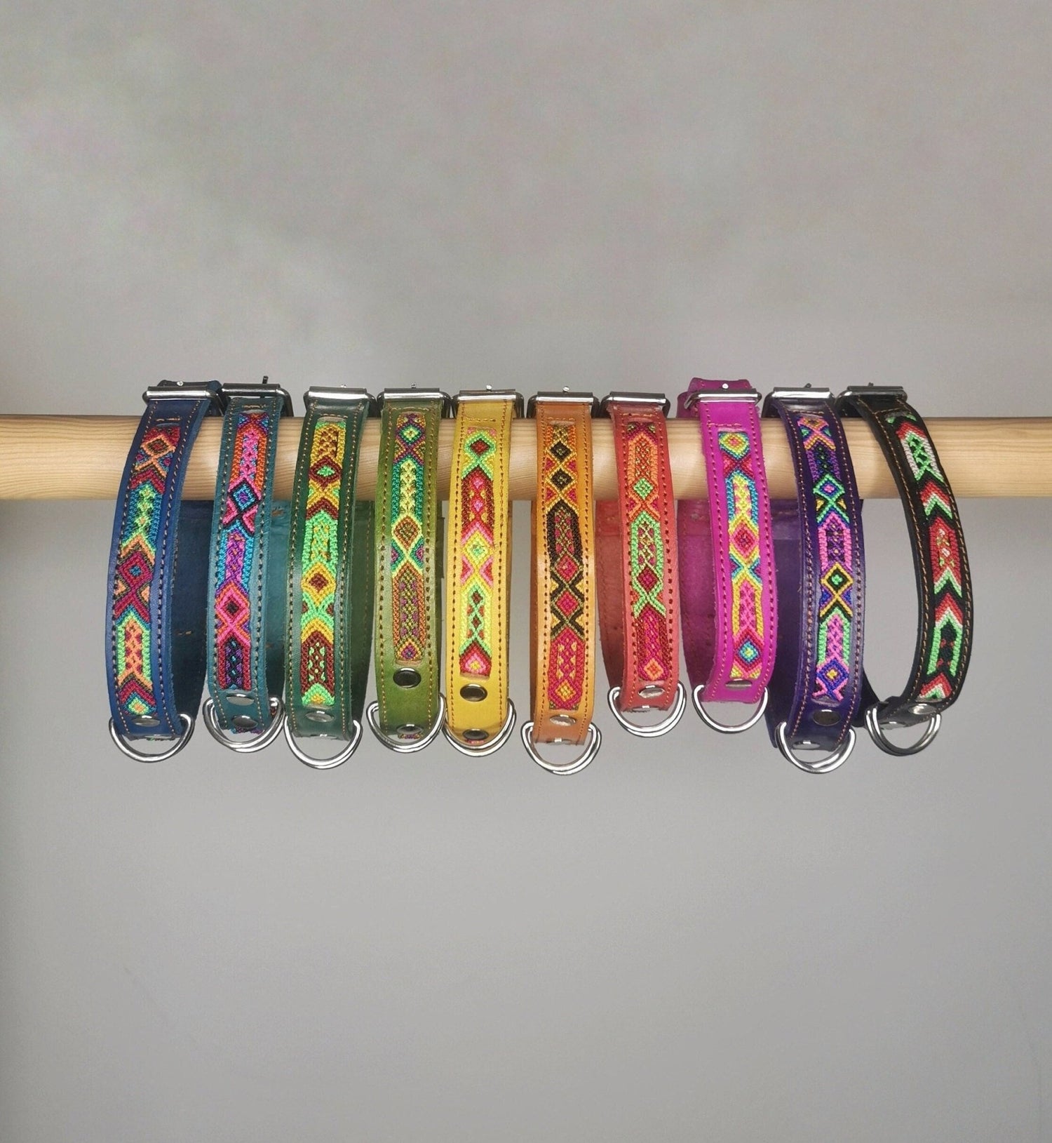 Buntes Medium Lederhalsband, Hundehalsband aus Chiapas Mexiko, Hundehalsband aus Leder 40 cm lang, Halsband Handarbeit Unikat - CocosyBerlin