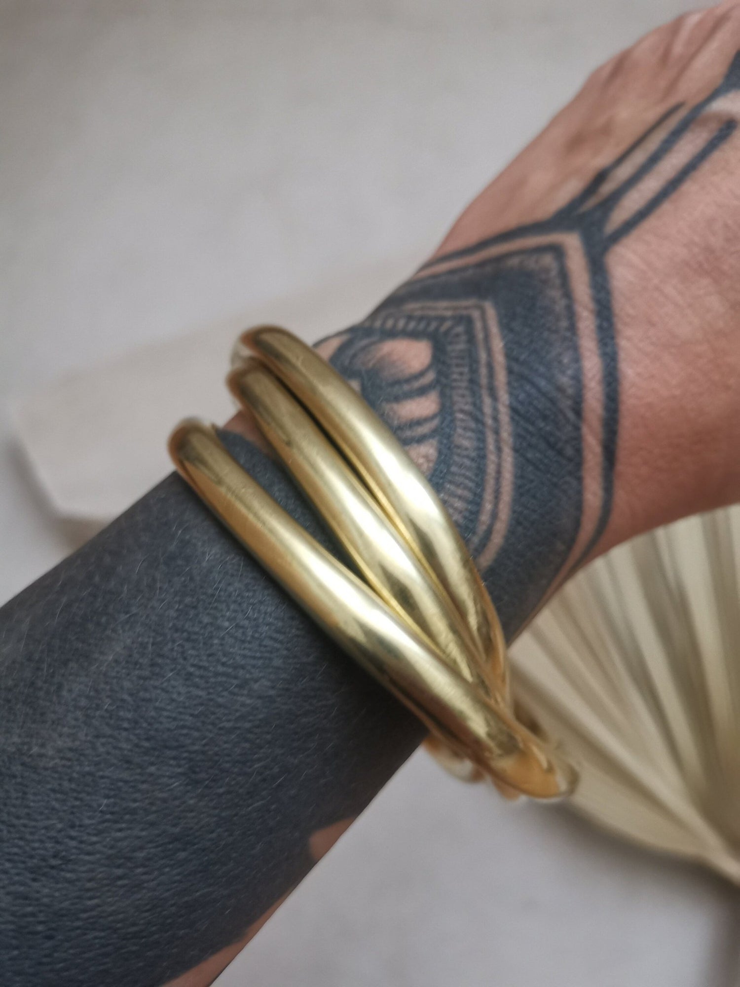 Chunky Armband aus goldenem Messing, Statement Armband, breite Armreifen, Tribal goldener Armreif aus 3 geometrische Reifen, Trio Armband - CocosyBerlin