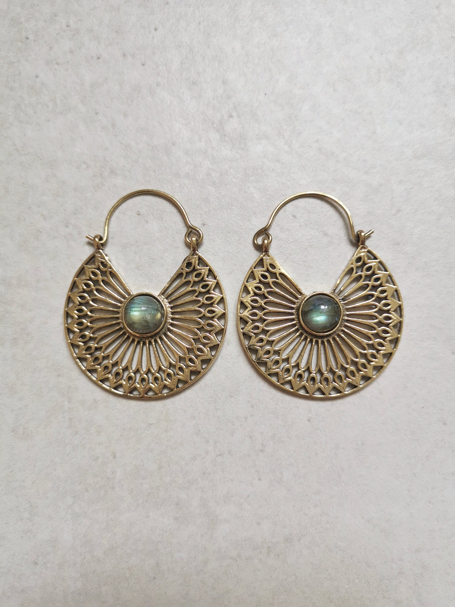 Boucles d'oreilles en laiton avec labradorite, boucles d'oreilles mandala, boucles d'oreilles en or, boucles d'oreilles bohèmes, bijoux hippies, bijoux de festival