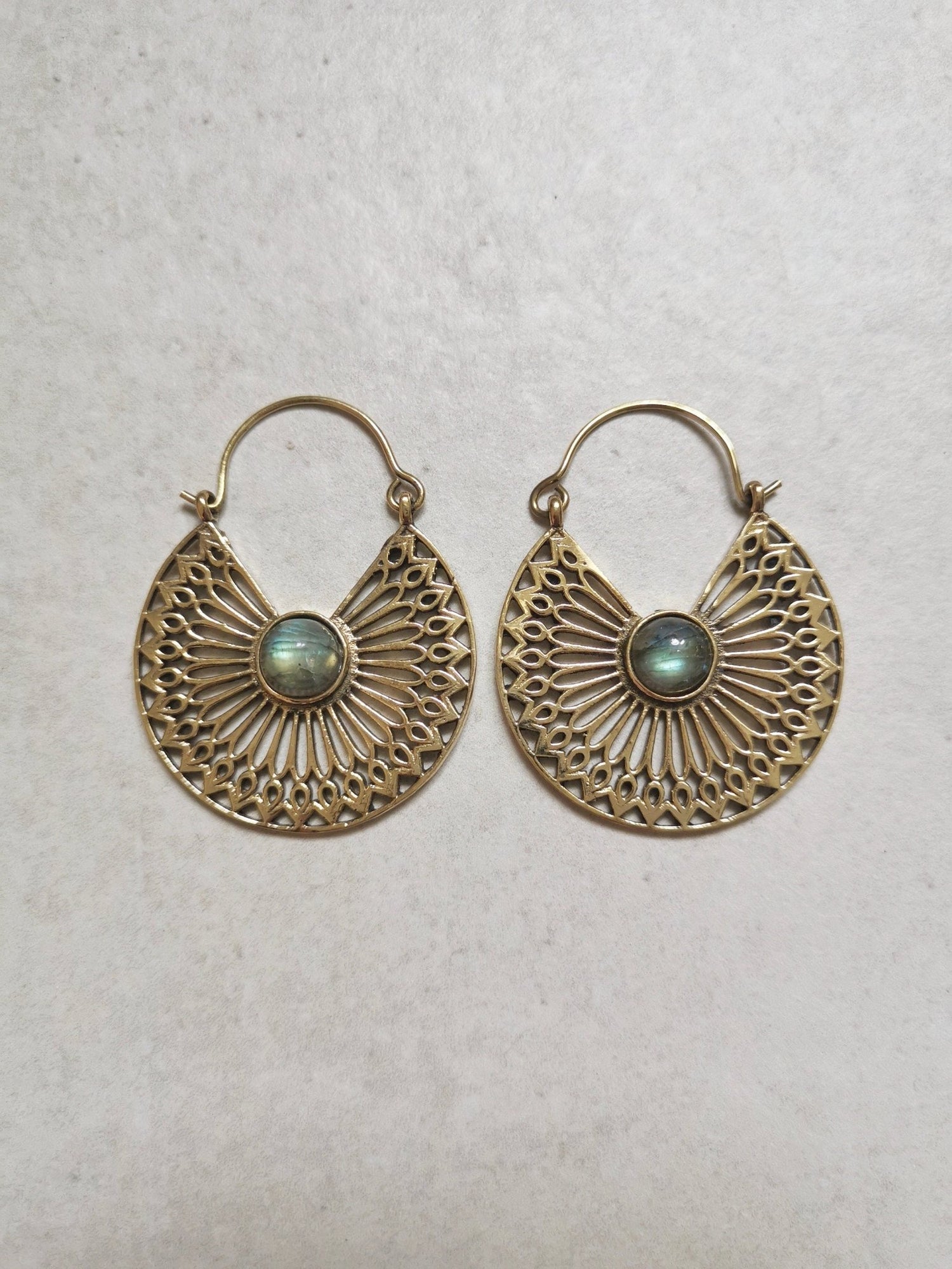 Messing Ohrringe mit Labradorit, Mandala Ohrringe, Gold Ohrringe, Boho Ohrringe, Hippie Schmuck, Festival Schmuck - CocosyBerlin