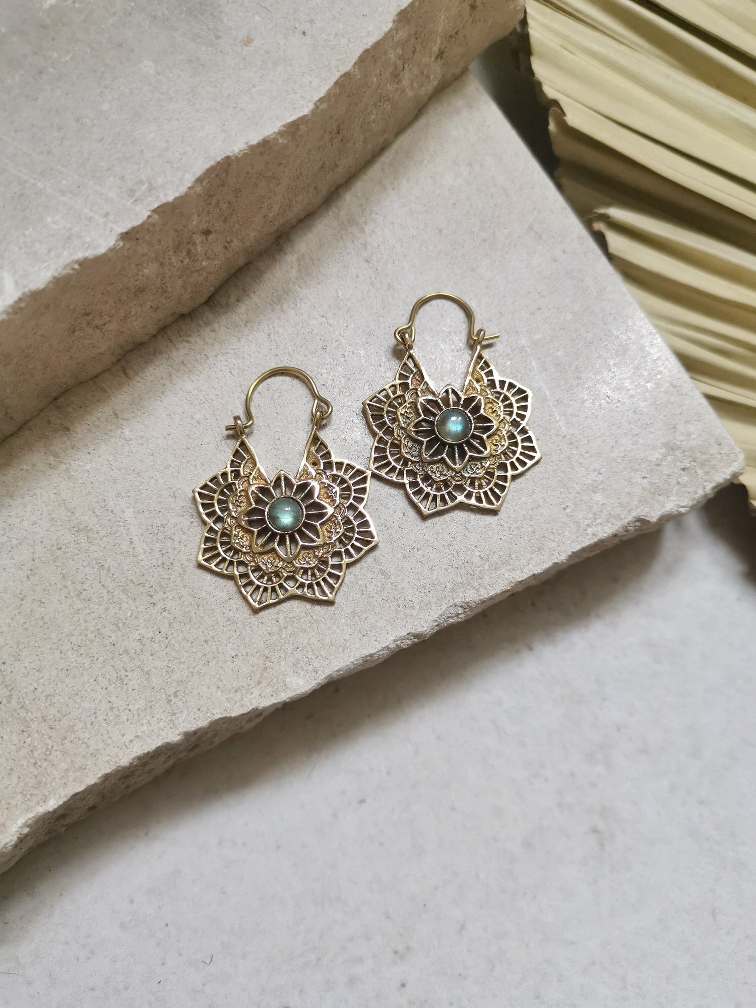 Boucles d'oreilles en laiton avec labradorite, petites boucles d'oreilles fleur mandala, boucles d'oreilles dorées, boucles d'oreilles bohèmes, bijoux hippies, bijoux de festival
