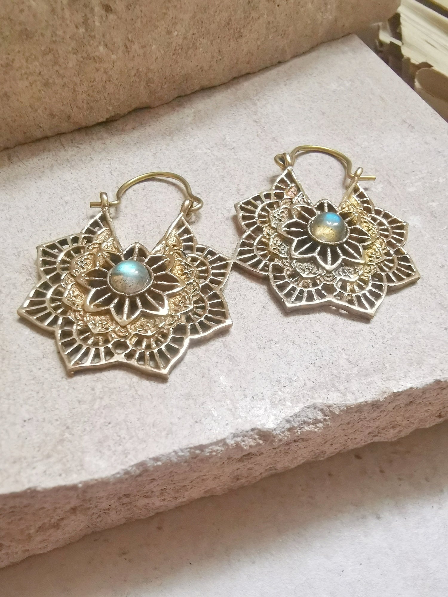 Boucles d'oreilles en laiton avec labradorite, petites boucles d'oreilles fleur mandala, boucles d'oreilles dorées, boucles d'oreilles bohèmes, bijoux hippies, bijoux de festival