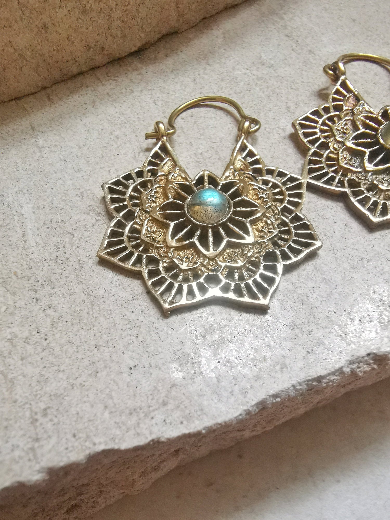 Boucles d'oreilles en laiton avec labradorite, petites boucles d'oreilles fleur mandala, boucles d'oreilles dorées, boucles d'oreilles bohèmes, bijoux hippies, bijoux de festival