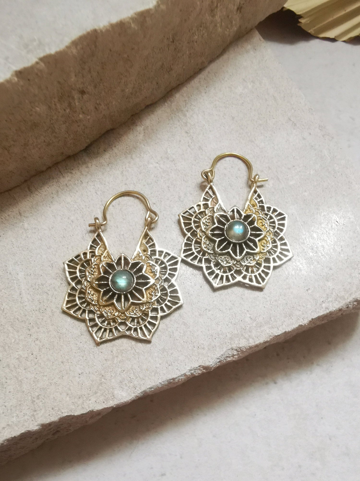 Boucles d'oreilles en laiton avec labradorite, petites boucles d'oreilles fleur mandala, boucles d'oreilles dorées, boucles d'oreilles bohèmes, bijoux hippies, bijoux de festival