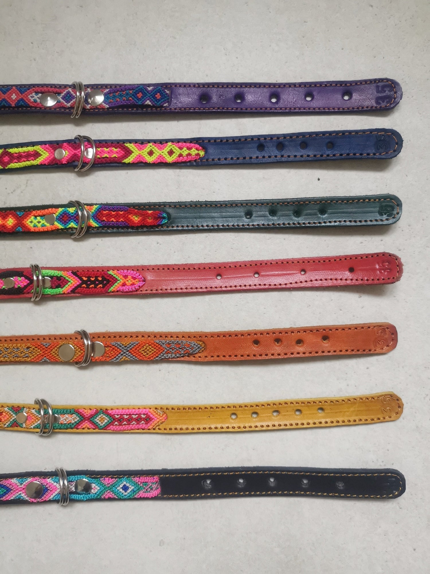 Kleines Hundehalsband aus Leder, Mexikanisches Halsband für kleinen Hund, Bunt geflochten 35 cm lang, Halsband für Minis