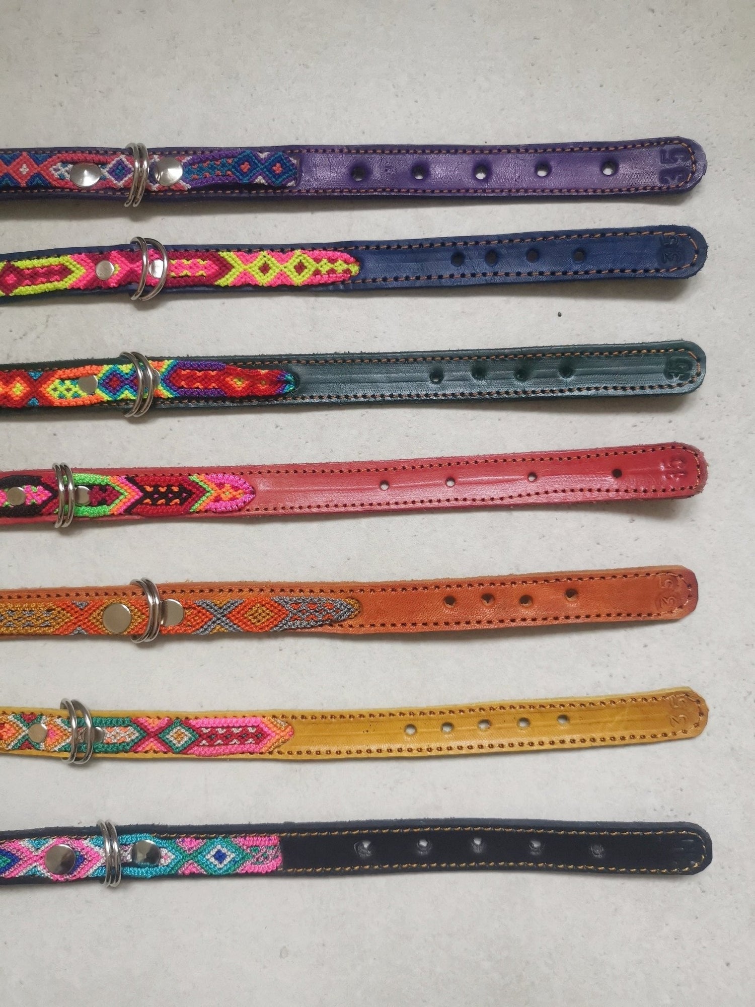 Kleines Hundehalsband aus Leder, Mexikanisches Halsband für kleinen Hund, Bunt geflochten 35 cm lang, Halsband für Minis - CocosyBerlin