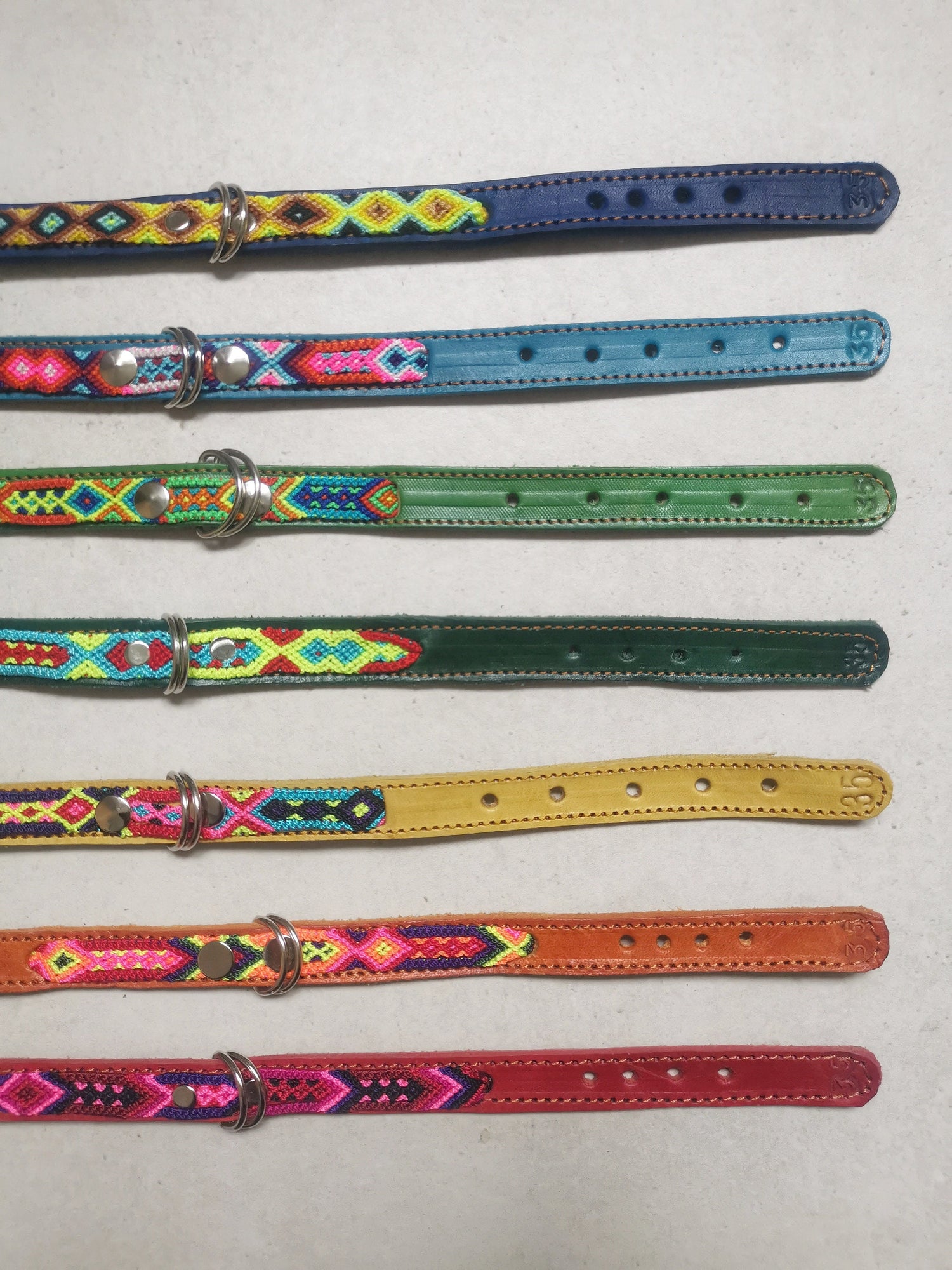 Kleines Hundehalsband aus Leder, Mexikanisches Halsband für kleinen Hund, Bunt geflochten 35 cm lang, Halsband für Minis