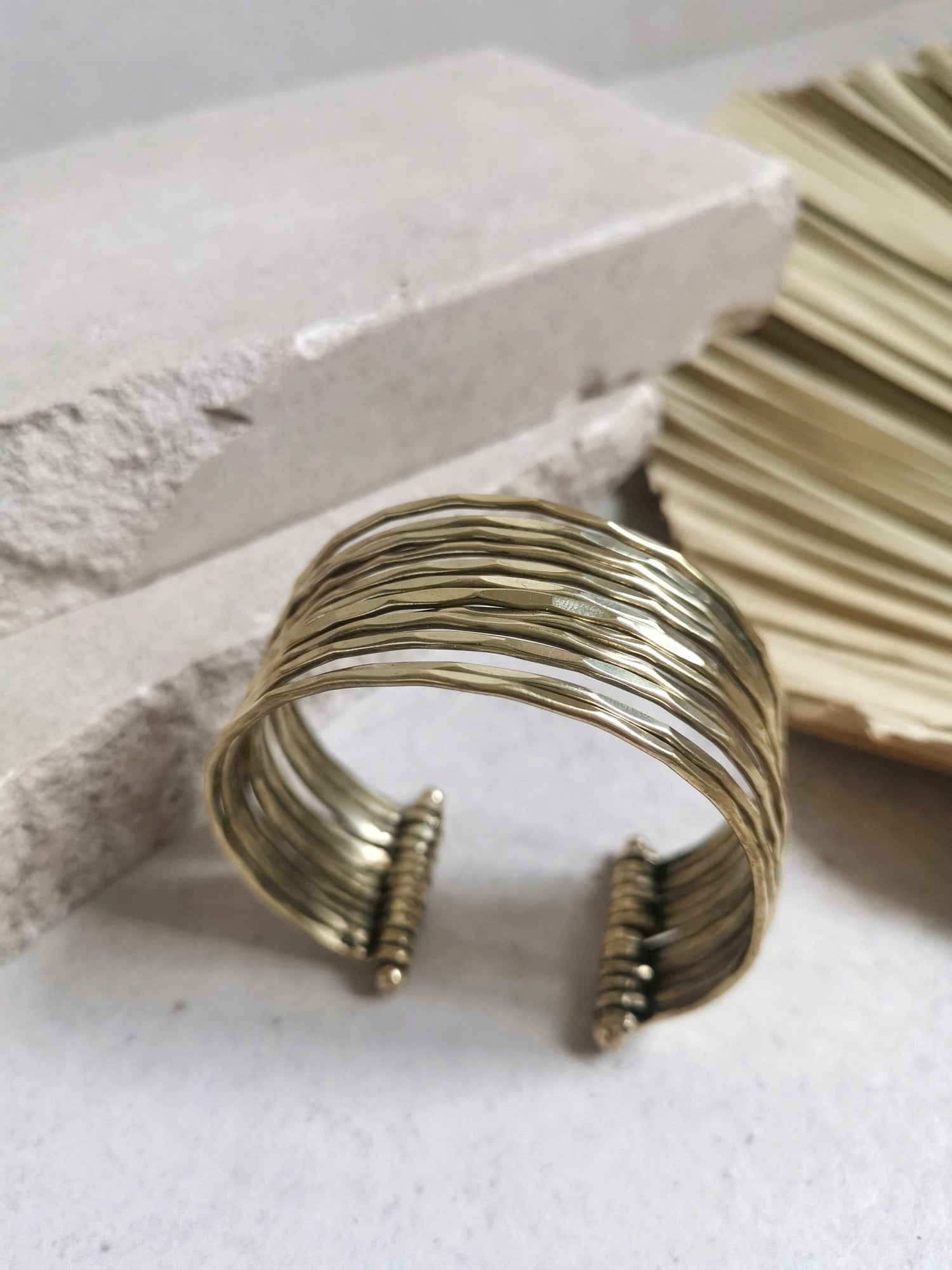 Manschettenarmband aus Messing, Armband aus goldenem Messing, Armreif Gold gehämmert - CocosyBerlin