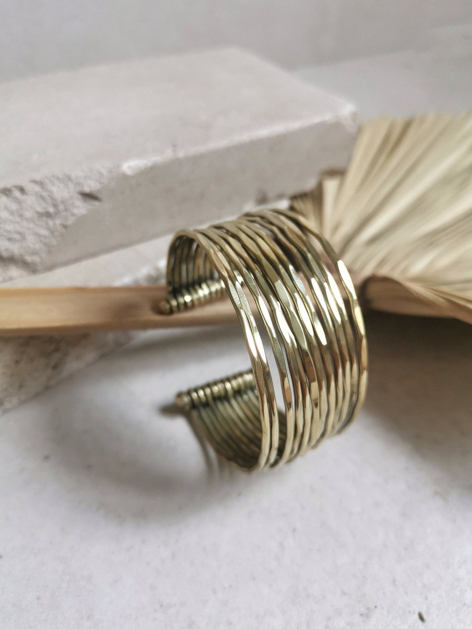 Manschettenarmband aus Messing, Armband aus goldenem Messing, Armreif Gold gehämmert - CocosyBerlin