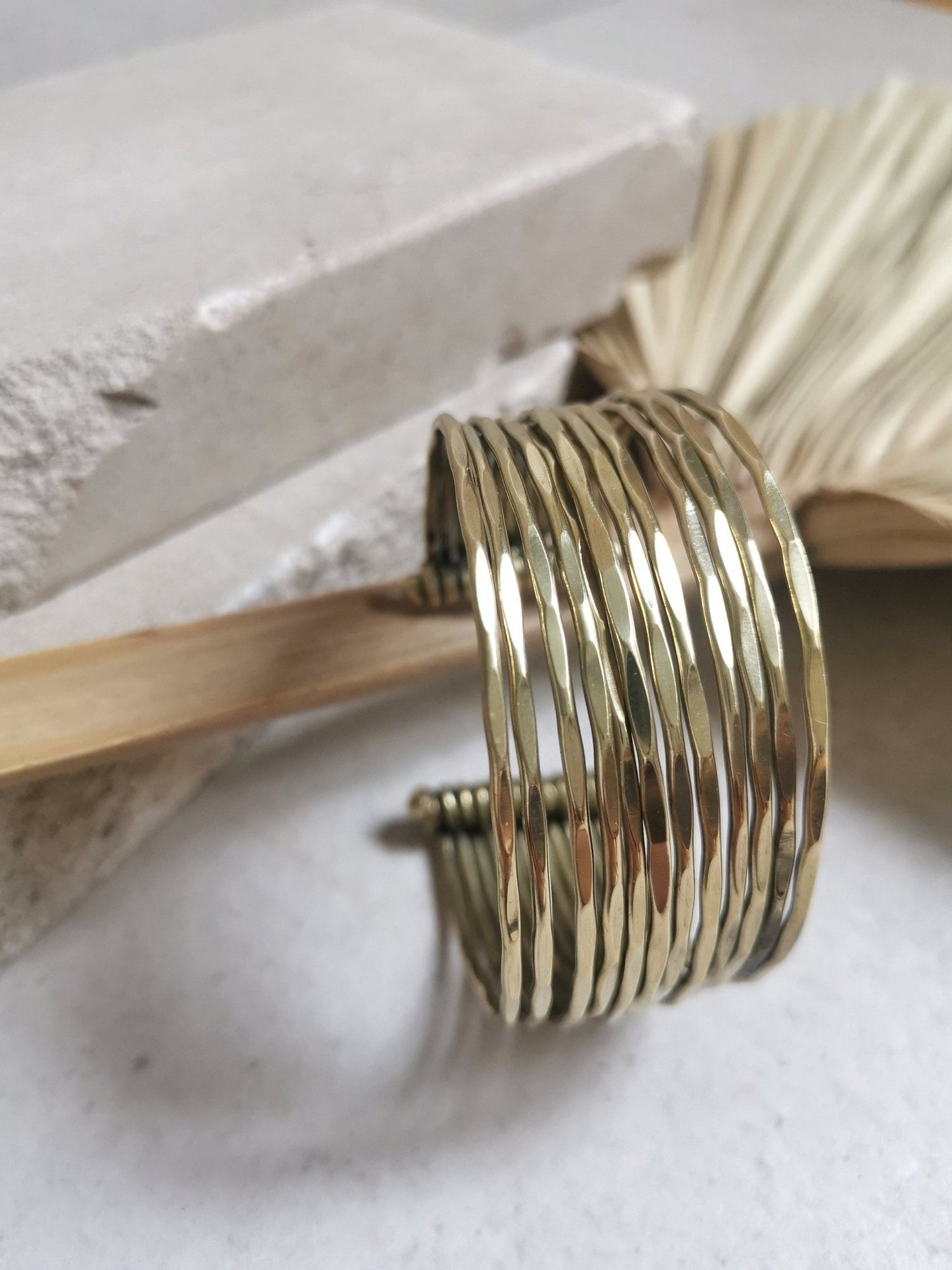 Manschettenarmband aus Messing, Armband aus goldenem Messing, Armreif Gold gehämmert - CocosyBerlin