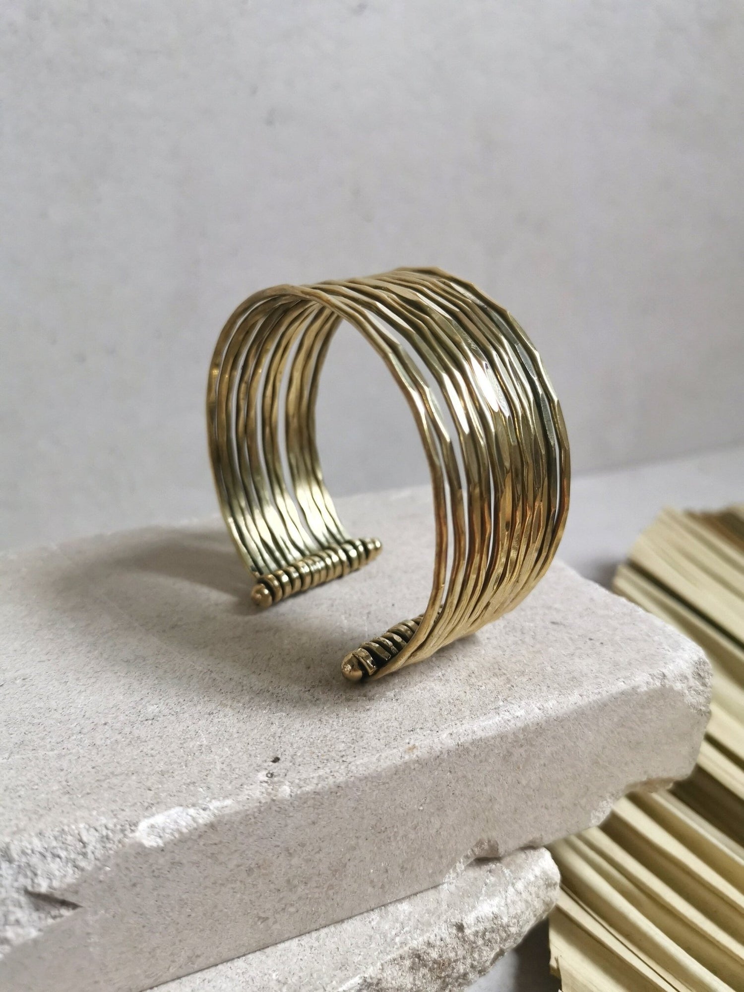 Manschettenarmband aus Messing, Armband aus goldenem Messing, Armreif Gold gehämmert - CocosyBerlin