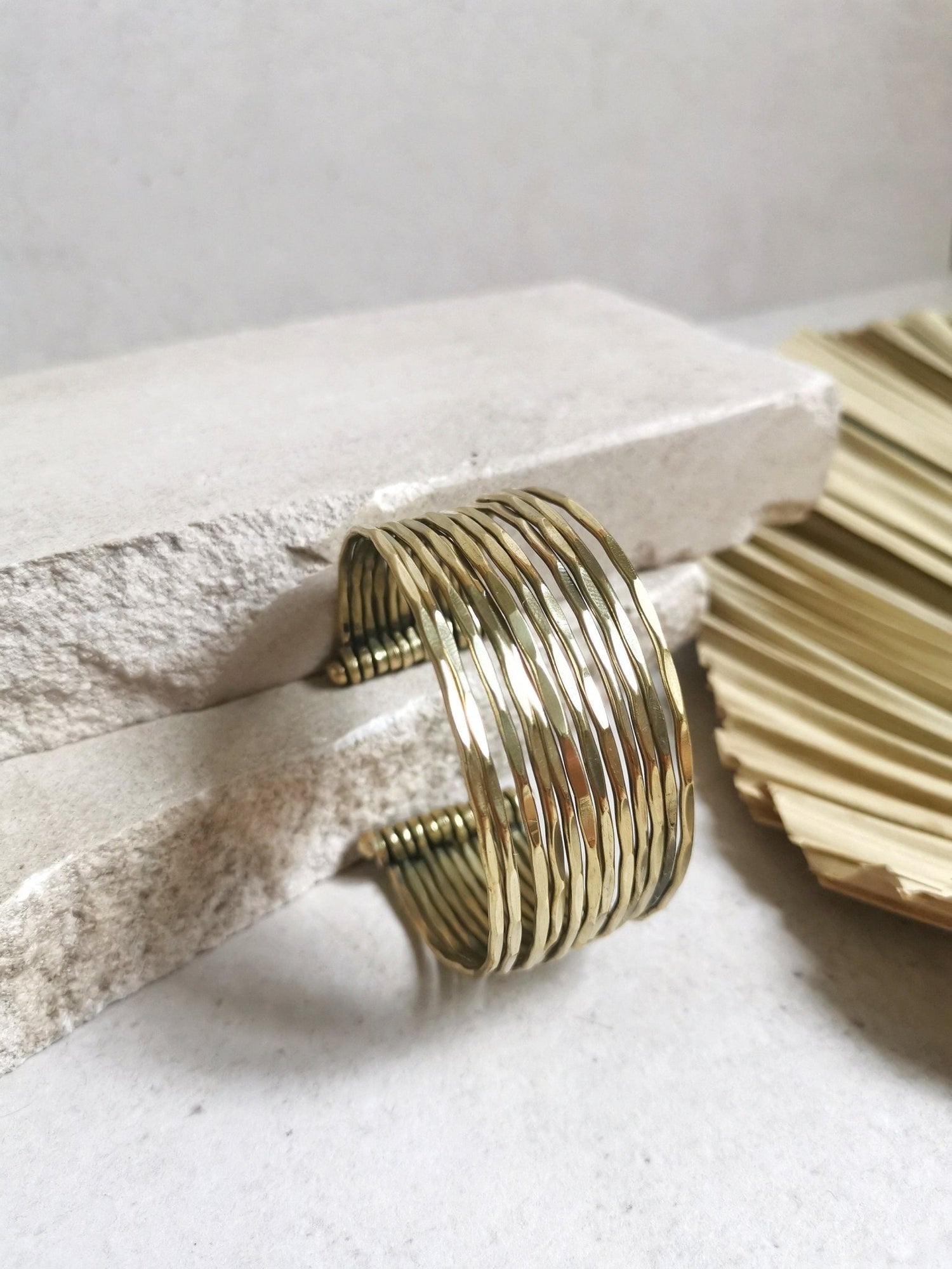 Manschettenarmband aus Messing, Armband aus goldenem Messing, Armreif Gold gehämmert - CocosyBerlin