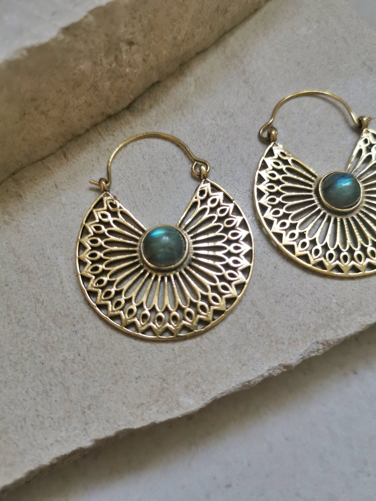 Messing Ohrringe mit Labradorit, Mandala Ohrringe, Gold Ohrringe, Boho Ohrringe, Hippie Schmuck, Festival Schmuck - CocosyBerlin