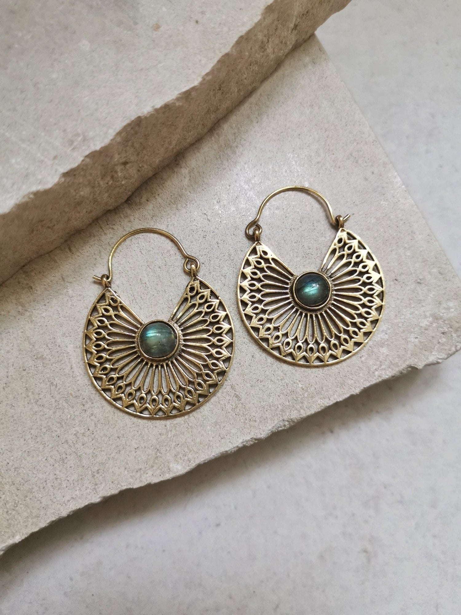 Messing Ohrringe mit Labradorit, Mandala Ohrringe, Gold Ohrringe, Boho Ohrringe, Hippie Schmuck, Festival Schmuck - CocosyBerlin