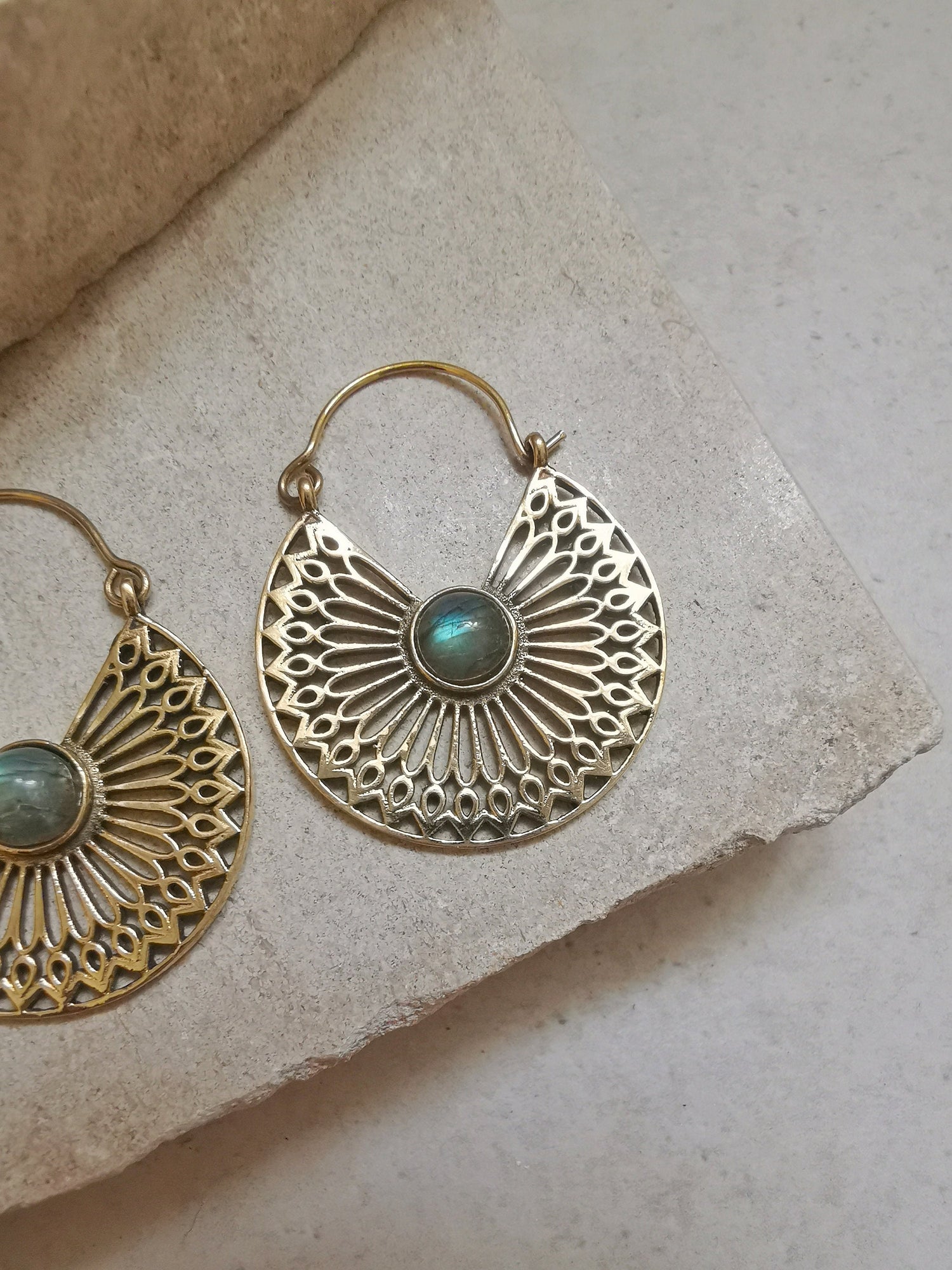 Boucles d'oreilles en laiton avec labradorite, boucles d'oreilles mandala, boucles d'oreilles en or, boucles d'oreilles bohèmes, bijoux hippies, bijoux de festival