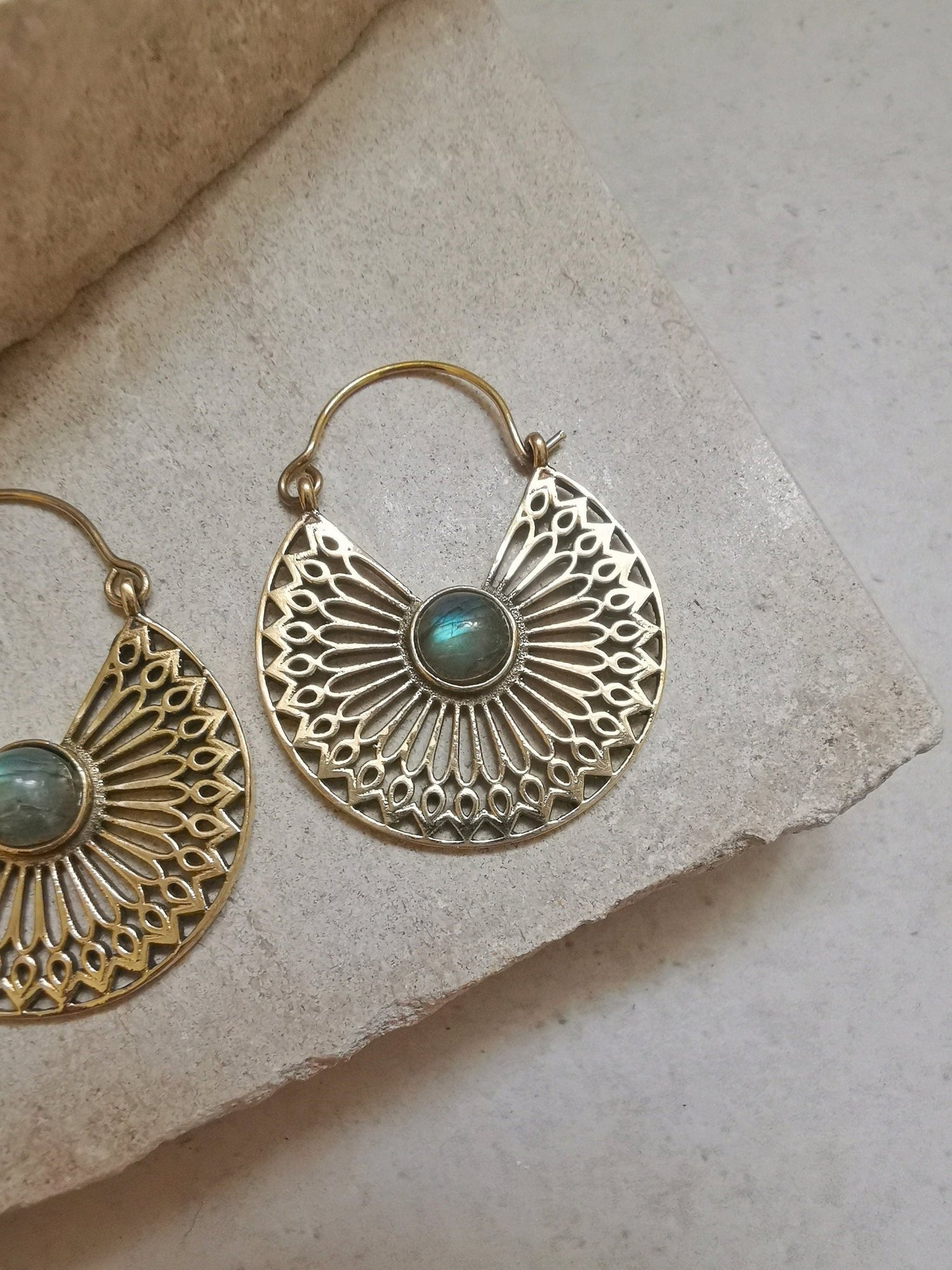 Messing Ohrringe mit Labradorit, Mandala Ohrringe, Gold Ohrringe, Boho Ohrringe, Hippie Schmuck, Festival Schmuck - CocosyBerlin