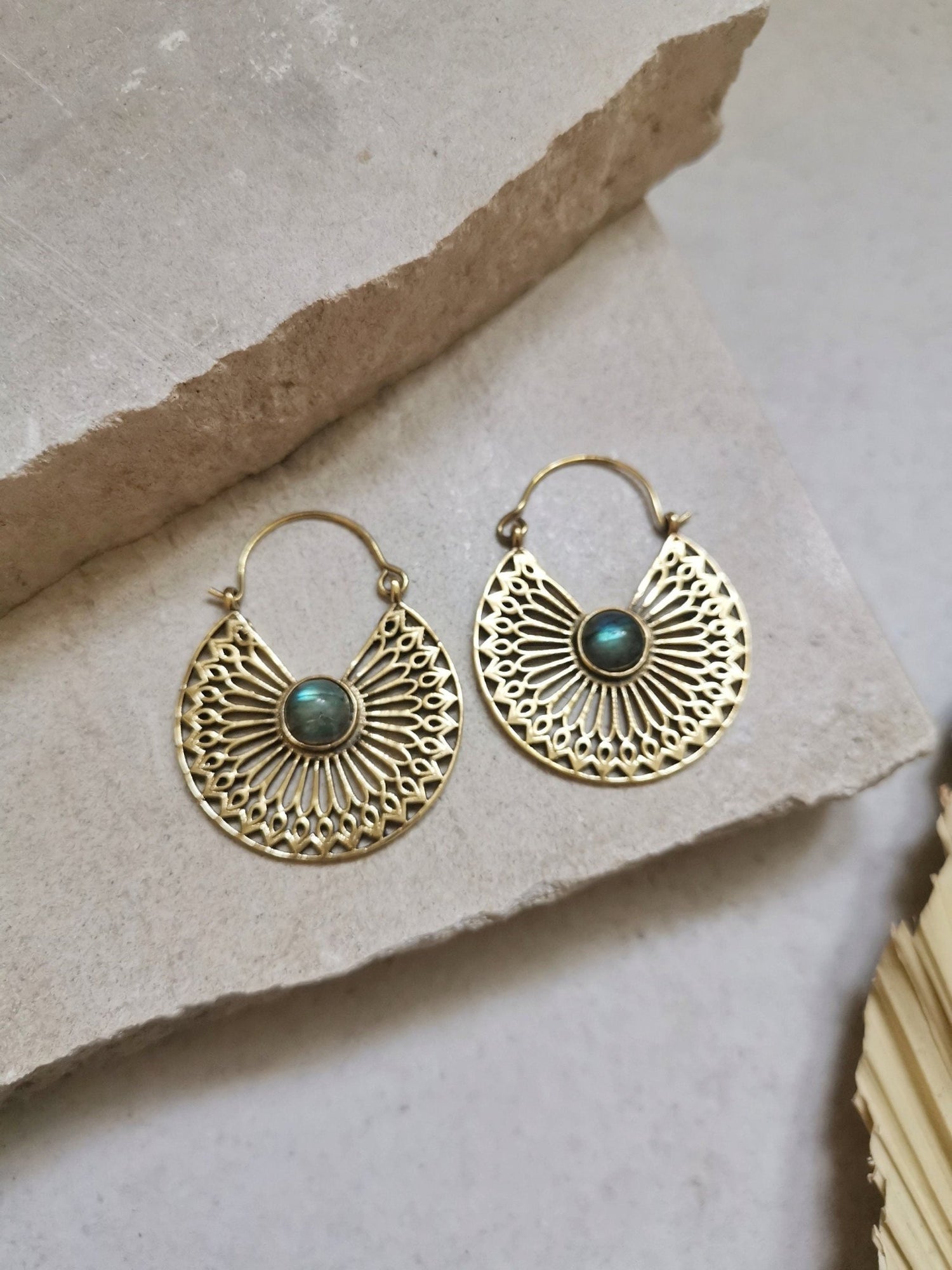 Messing Ohrringe mit Labradorit, Mandala Ohrringe, Gold Ohrringe, Boho Ohrringe, Hippie Schmuck, Festival Schmuck - CocosyBerlin