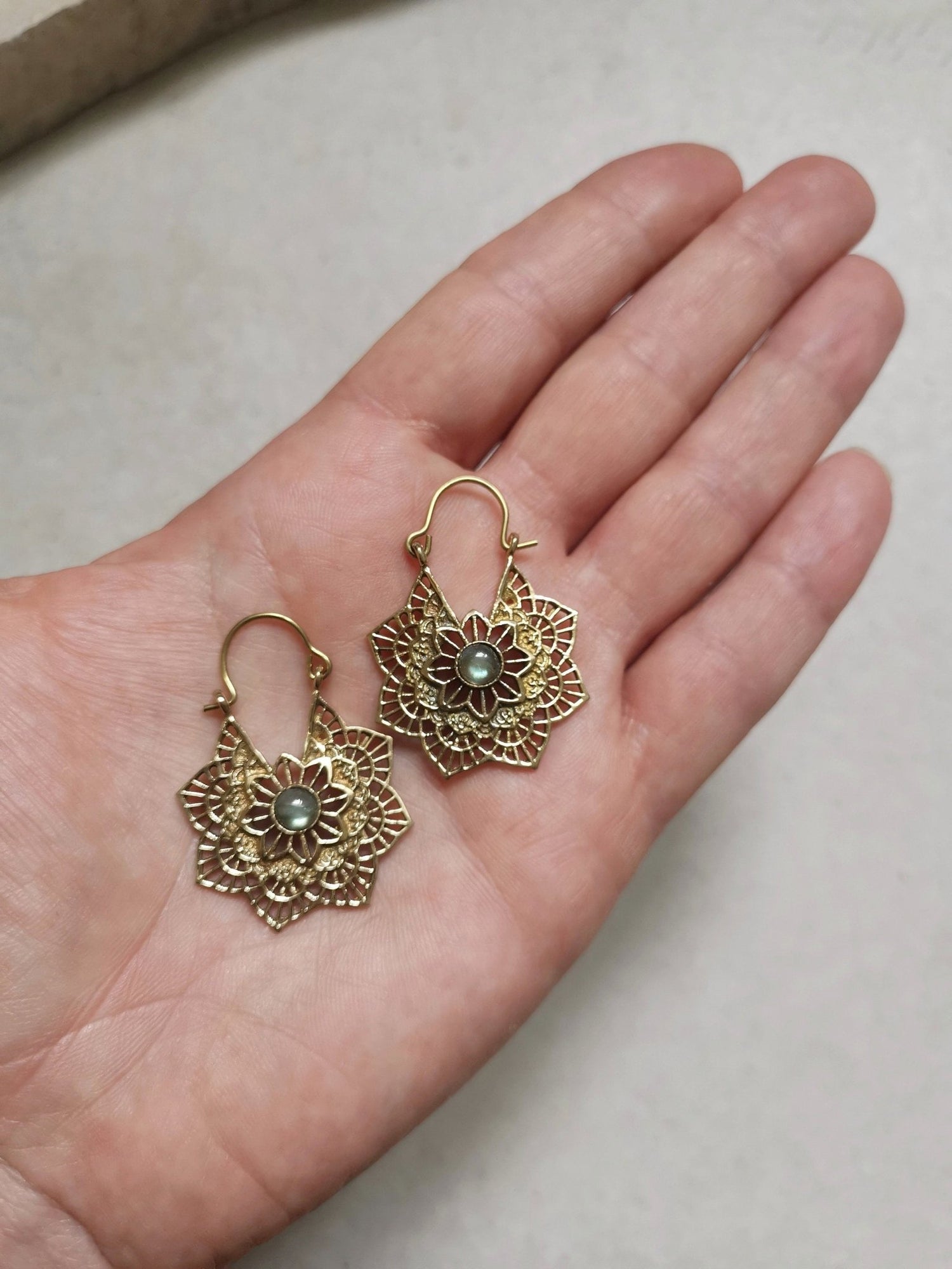 Messing Ohrringe mit Labradorit, Kleine Mandala Blume Ohrringe, Goldene Ohrringe, Boho Ohrringe, Hippie Schmuck, Festival Schmuck - CocosyBerlin