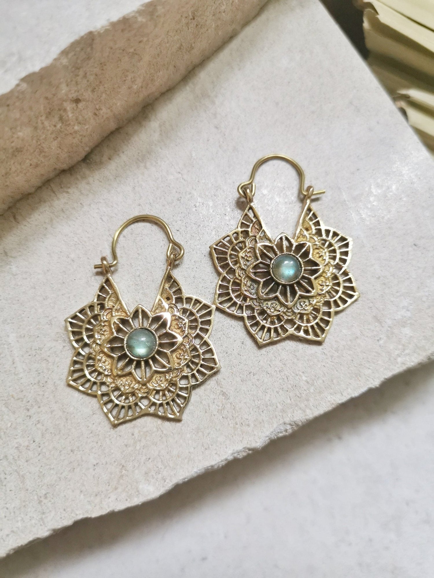 Messing Ohrringe mit Labradorit, Kleine Mandala Blume Ohrringe, Goldene Ohrringe, Boho Ohrringe, Hippie Schmuck, Festival Schmuck - CocosyBerlin