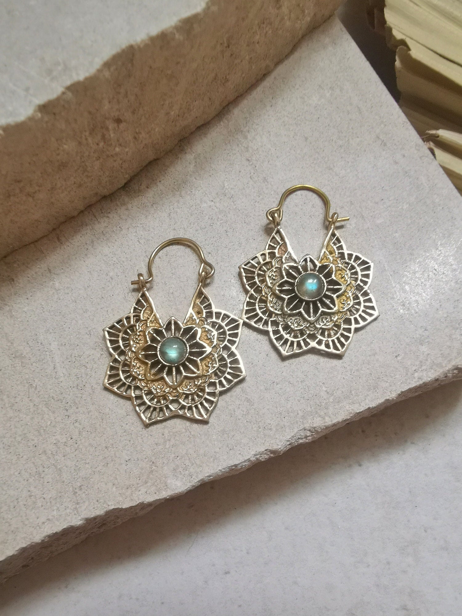 Boucles d'oreilles en laiton avec labradorite, petites boucles d'oreilles fleur mandala, boucles d'oreilles dorées, boucles d'oreilles bohèmes, bijoux hippies, bijoux de festival