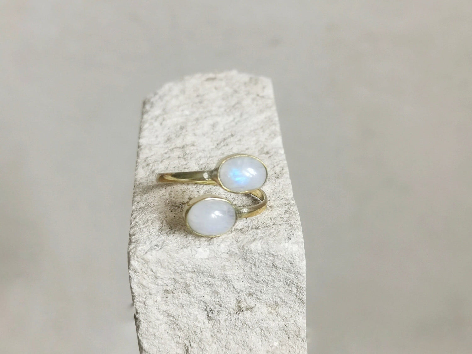 Offener Ring mit Mondstein, Verstellbarer Ring aus Messing, Freundschaftsring mit Mondstein, Schlichter und dünner Ring mit 2 Edelsteinen