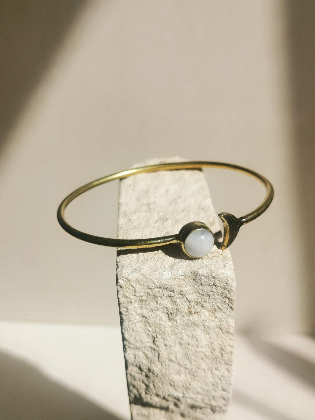 Armreif aus goldenem Messing Halbmond mit Mondstein, Mondphasen Armreif Mondstein Gold, Boho Armreif mit Edelstein - CocosyBerlin