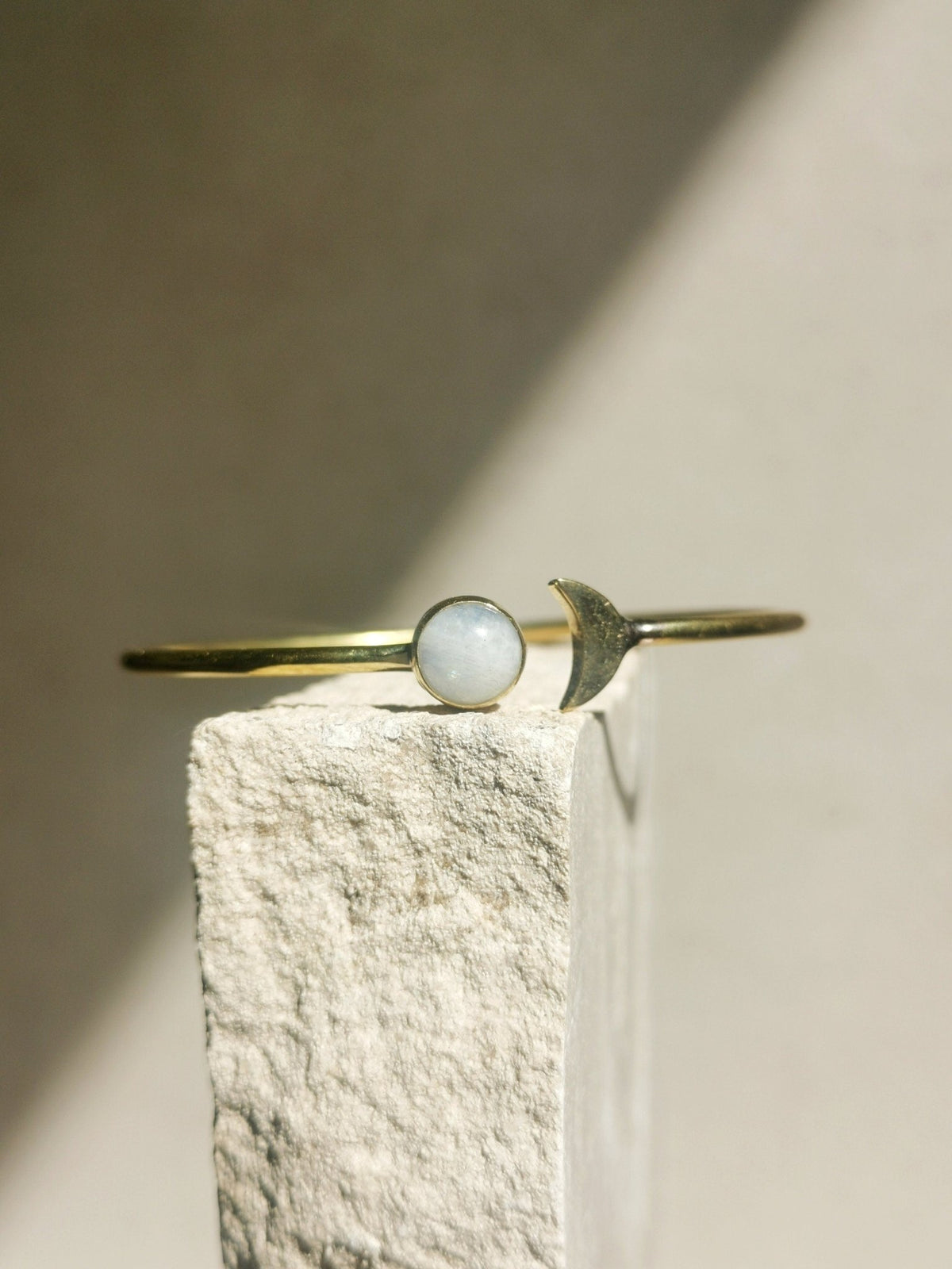 Armreif aus goldenem Messing Halbmond mit Mondstein, Mondphasen Armreif Mondstein Gold, Boho Armreif mit Edelstein - CocosyBerlin