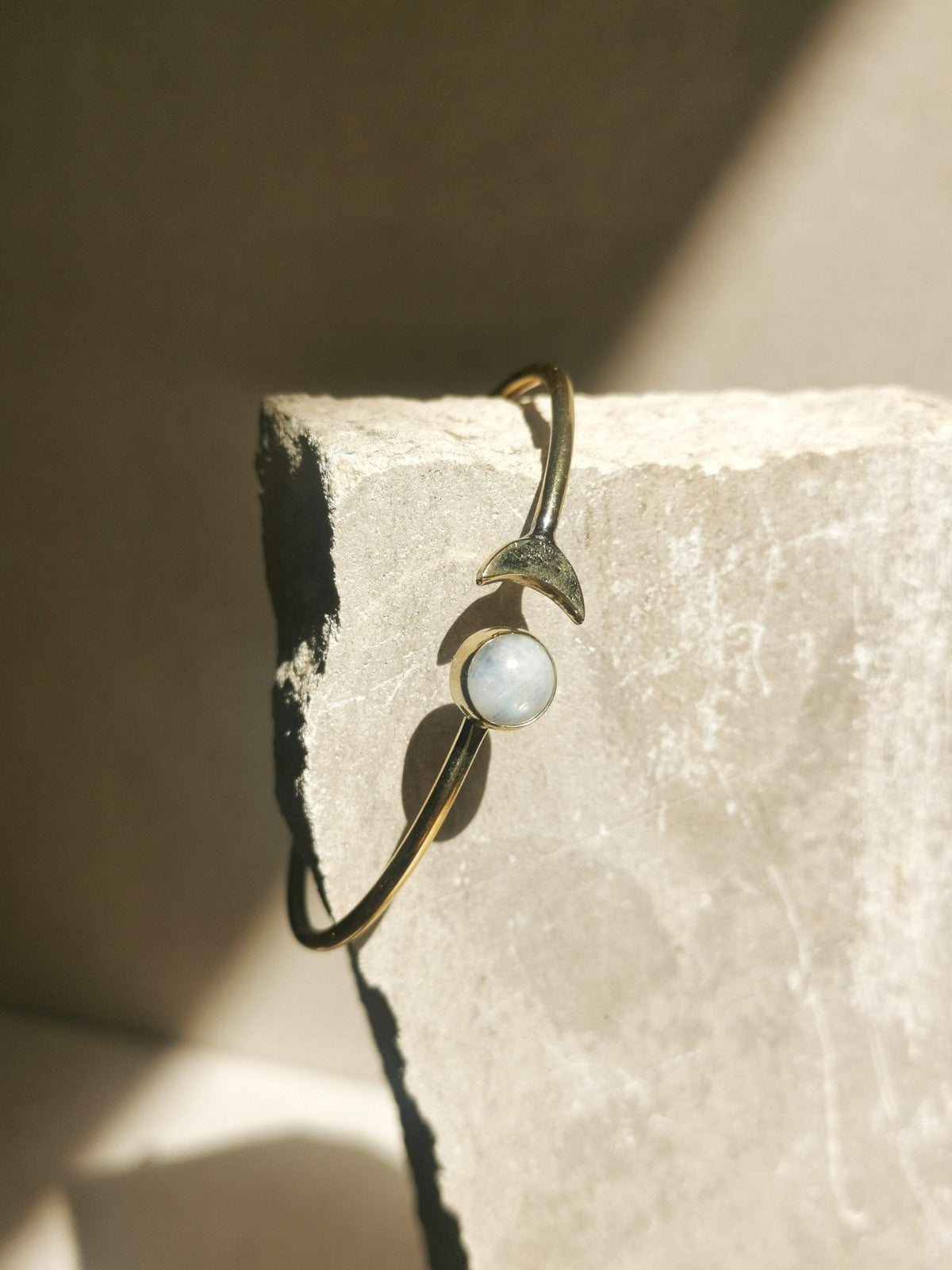 Armreif aus goldenem Messing Halbmond mit Mondstein, Mondphasen Armreif Mondstein Gold, Boho Armreif mit Edelstein - CocosyBerlin