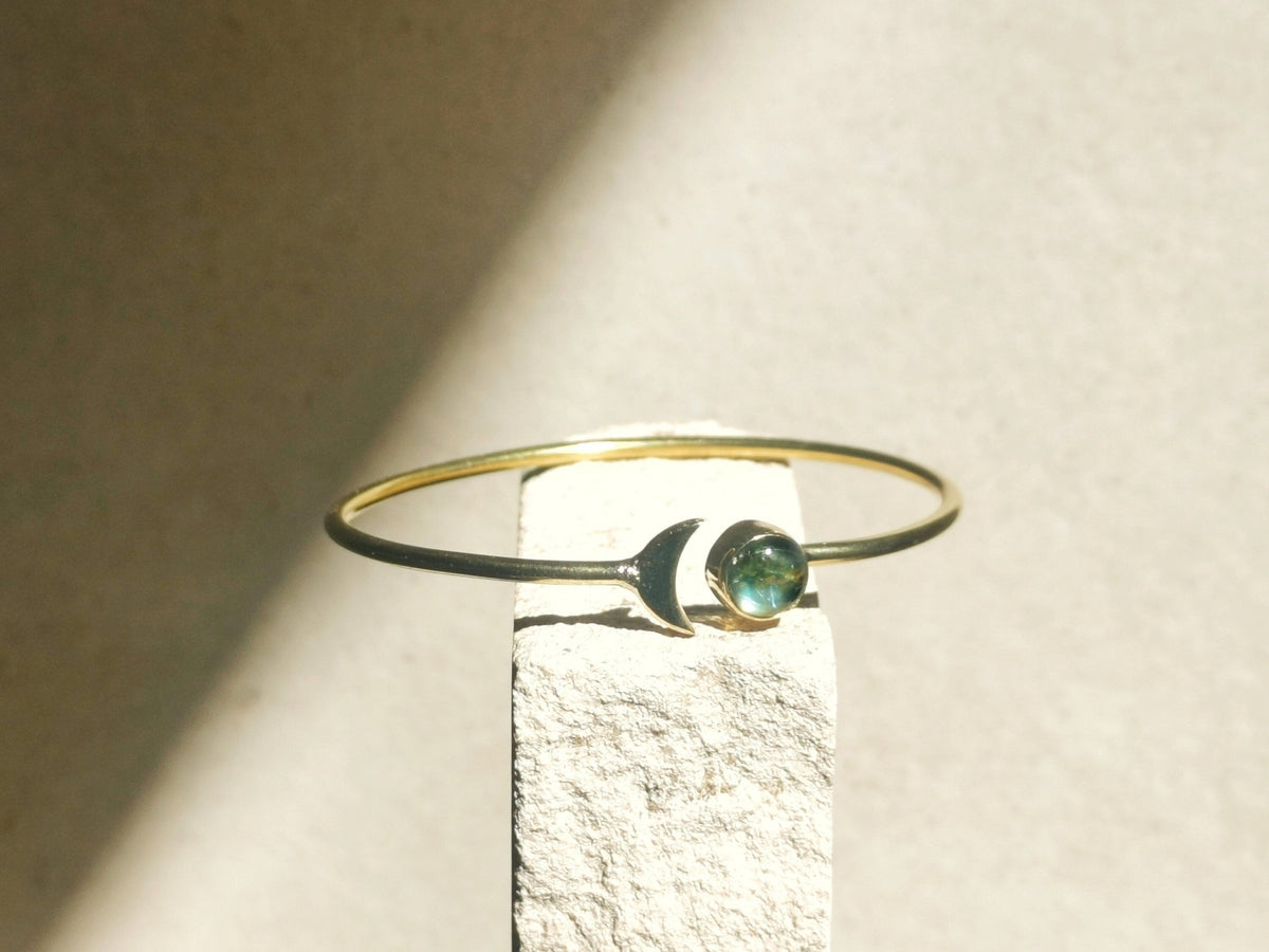 Armreif aus goldenem Messing Halbmond mit Labradorit, Mondphasen Armreif Labradorit, Boho Armreif mit Edelstein - CocosyBerlin