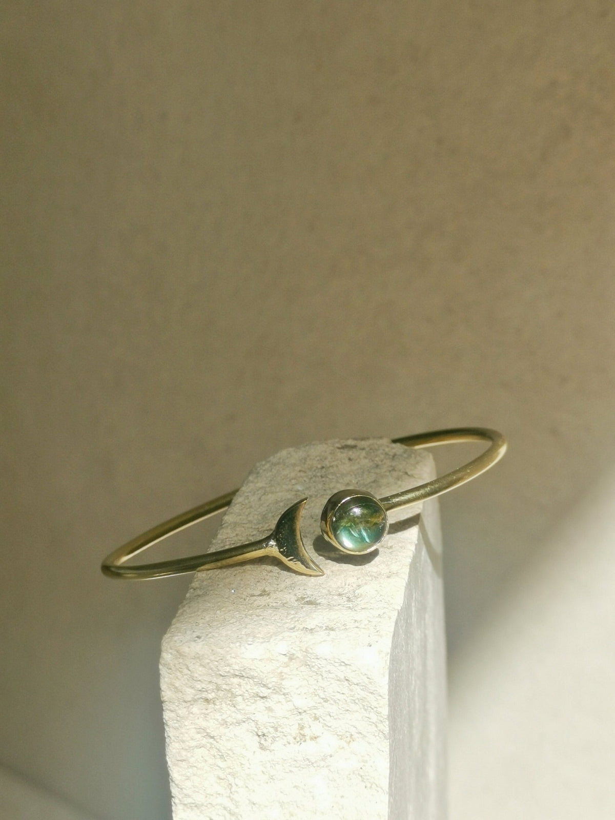 Armreif aus goldenem Messing Halbmond mit Labradorit, Mondphasen Armreif Labradorit, Boho Armreif mit Edelstein - CocosyBerlin