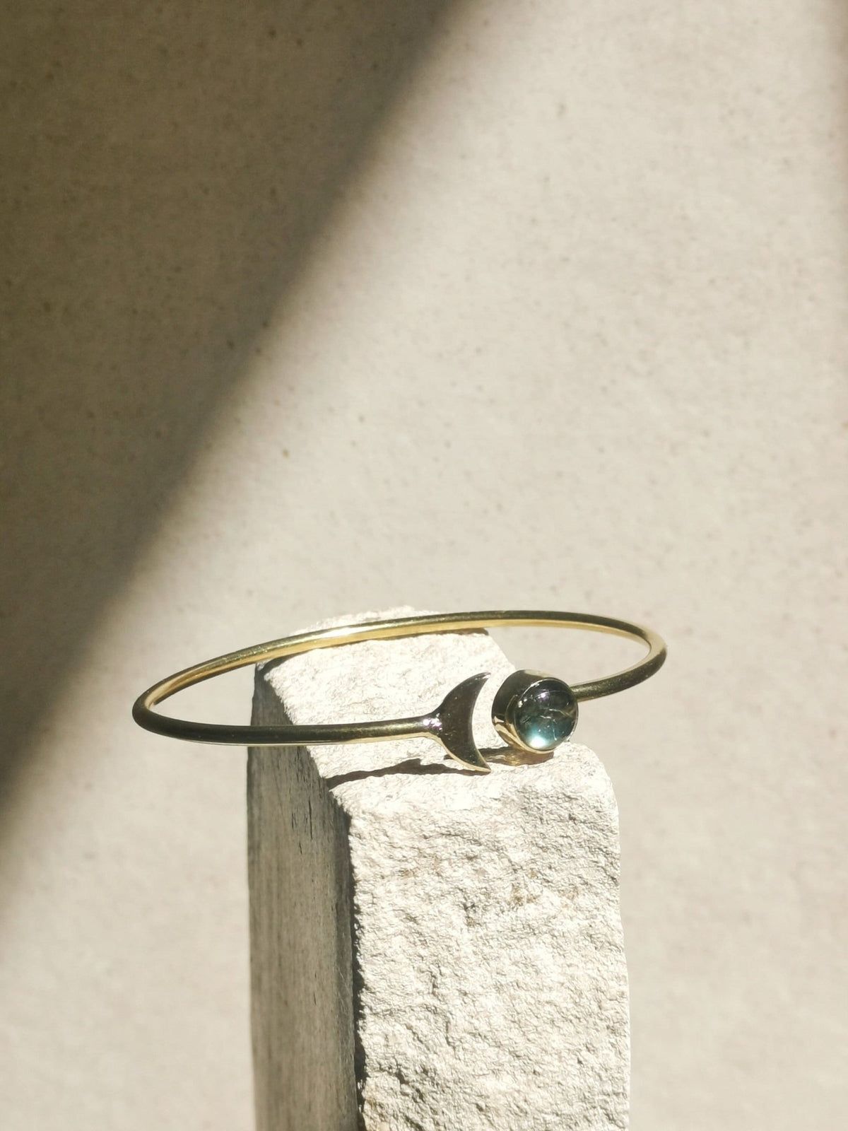 Armreif aus goldenem Messing Halbmond mit Labradorit, Mondphasen Armreif Labradorit, Boho Armreif mit Edelstein - CocosyBerlin
