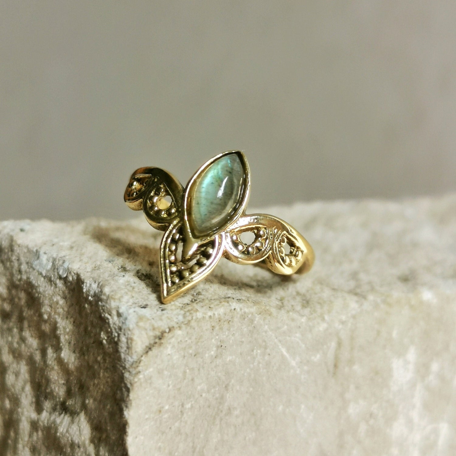 Bague avec labradorite, bague couronne diadème, bague empilable, bague bohème, bague hippie, bague dorée avec labradorite