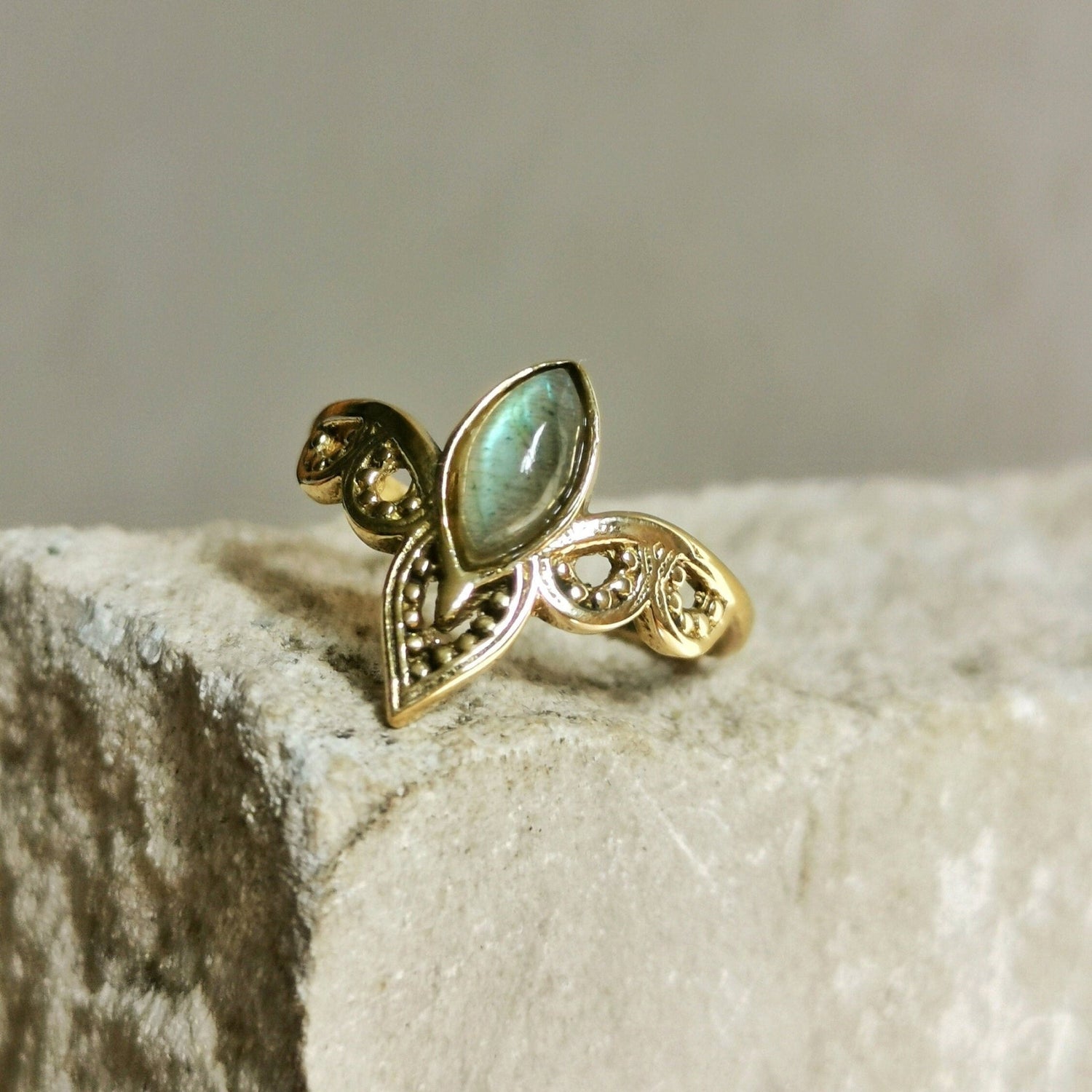 Ring mit Labradorit, Tiara Kronen Ring, Stapelring, Boho Ring, Hippie Ring, Goldener Ring mit Labradorit - CocosyBerlin