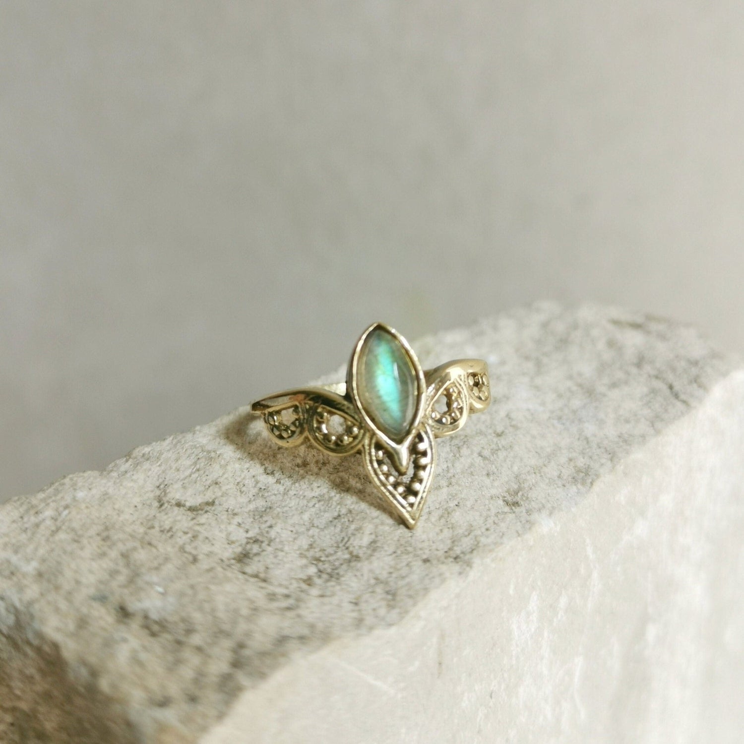 Ring mit Labradorit, Tiara Kronen Ring, Stapelring, Boho Ring, Hippie Ring, Goldener Ring mit Labradorit - CocosyBerlin
