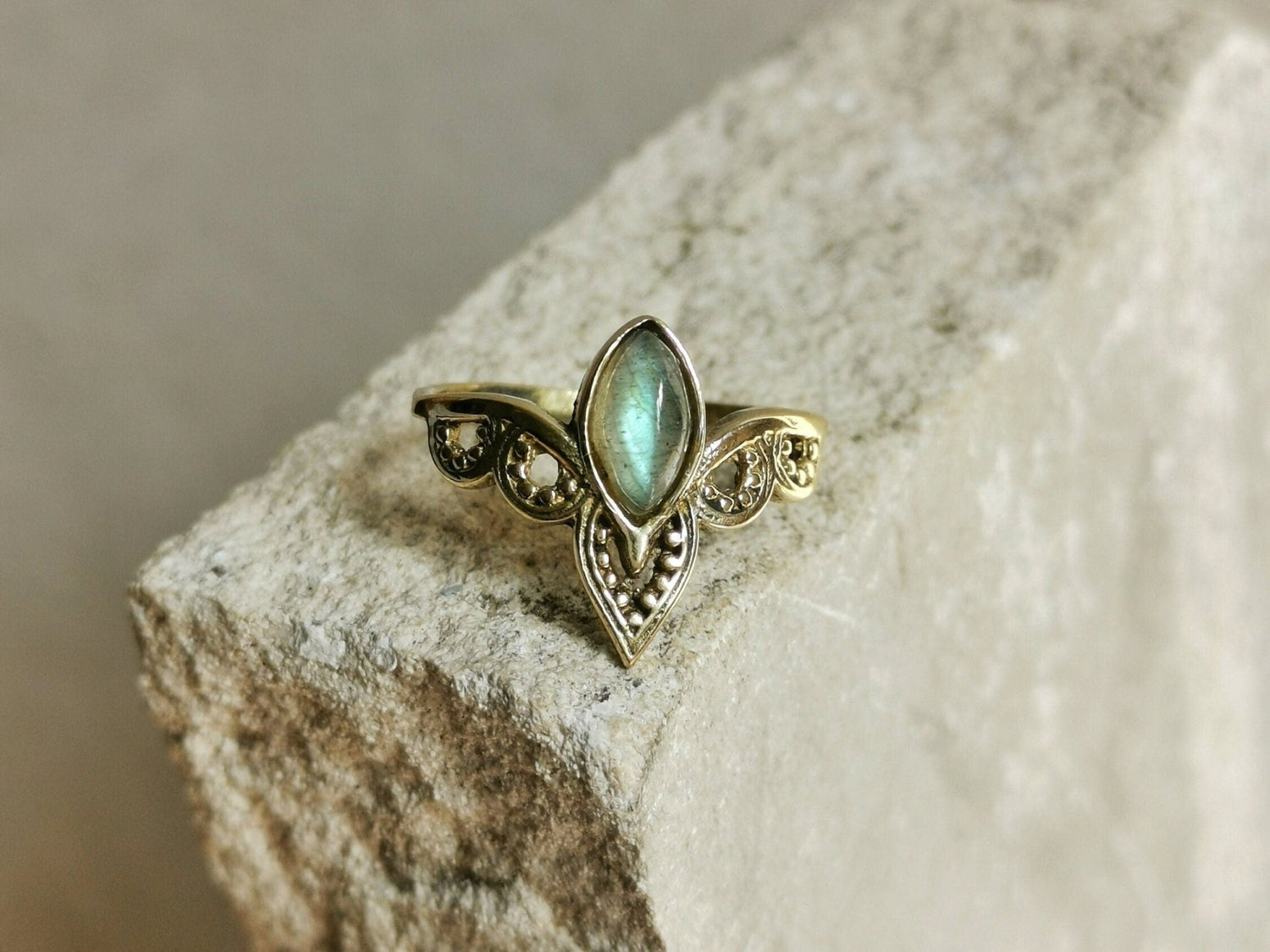 Ring mit Labradorit, Tiara Kronen Ring, Stapelring, Boho Ring, Hippie Ring, Goldener Ring mit Labradorit - CocosyBerlin