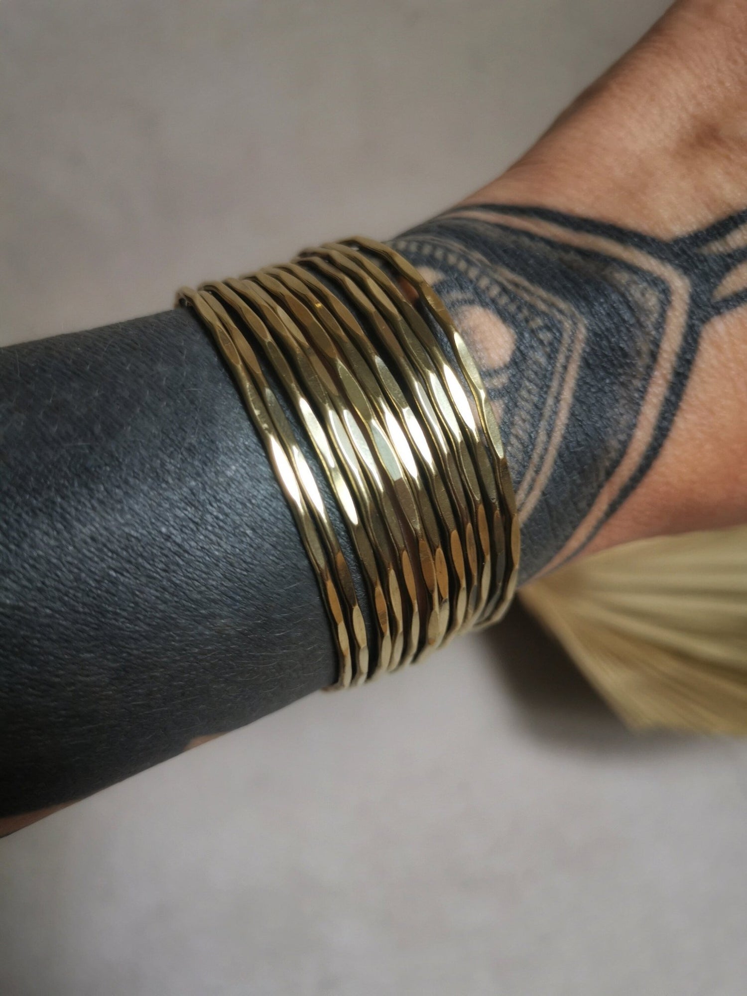 Manschettenarmband aus Messing, Armband aus goldenem Messing, Armreif Gold gehämmert - CocosyBerlin