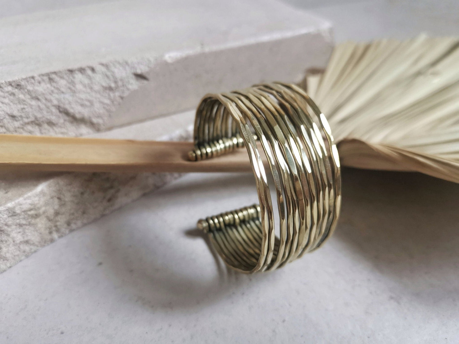 Manschettenarmband aus Messing, Armband aus goldenem Messing, Armreif Gold gehämmert - CocosyBerlin
