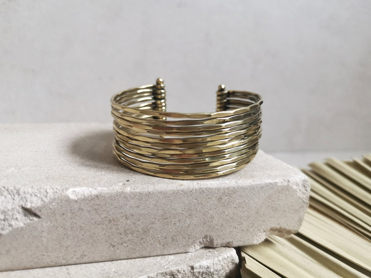 Manschettenarmband aus Messing, Armband aus goldenem Messing, Armreif Gold gehämmert - CocosyBerlin